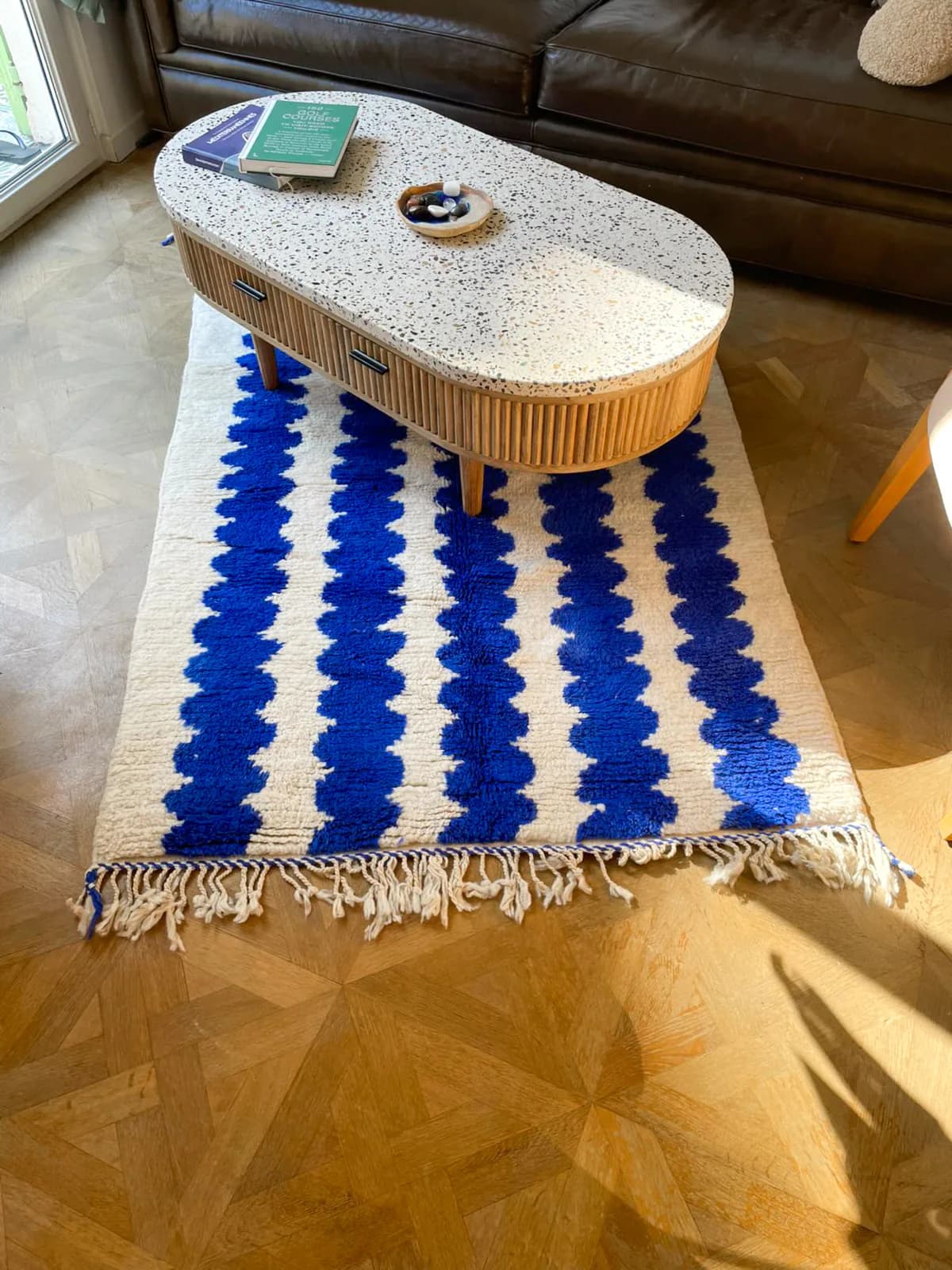 Petit tapis berbère à rayures bleues sous une table basse