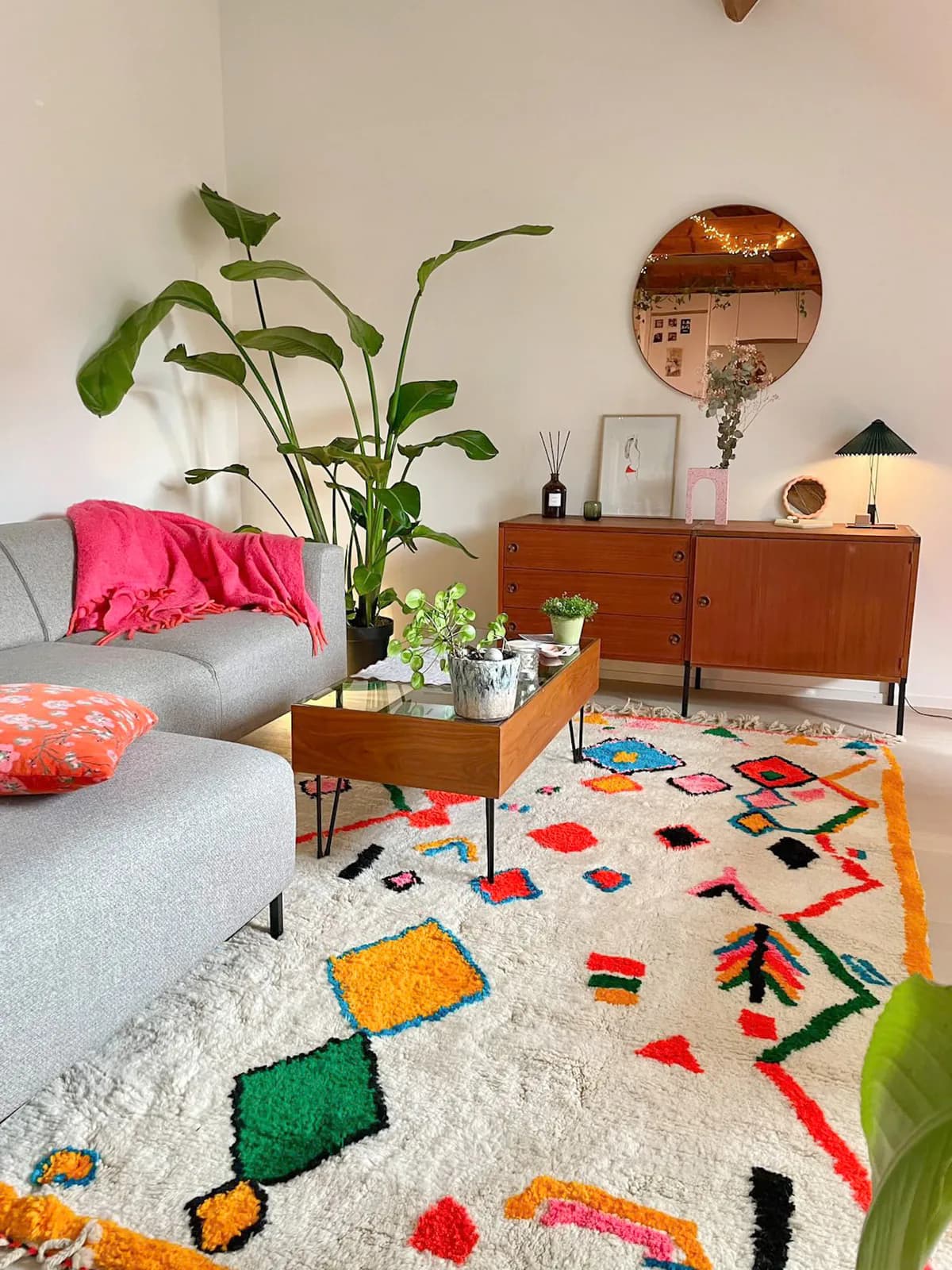 Tapis berbère multicolore dans un salon végétalisé