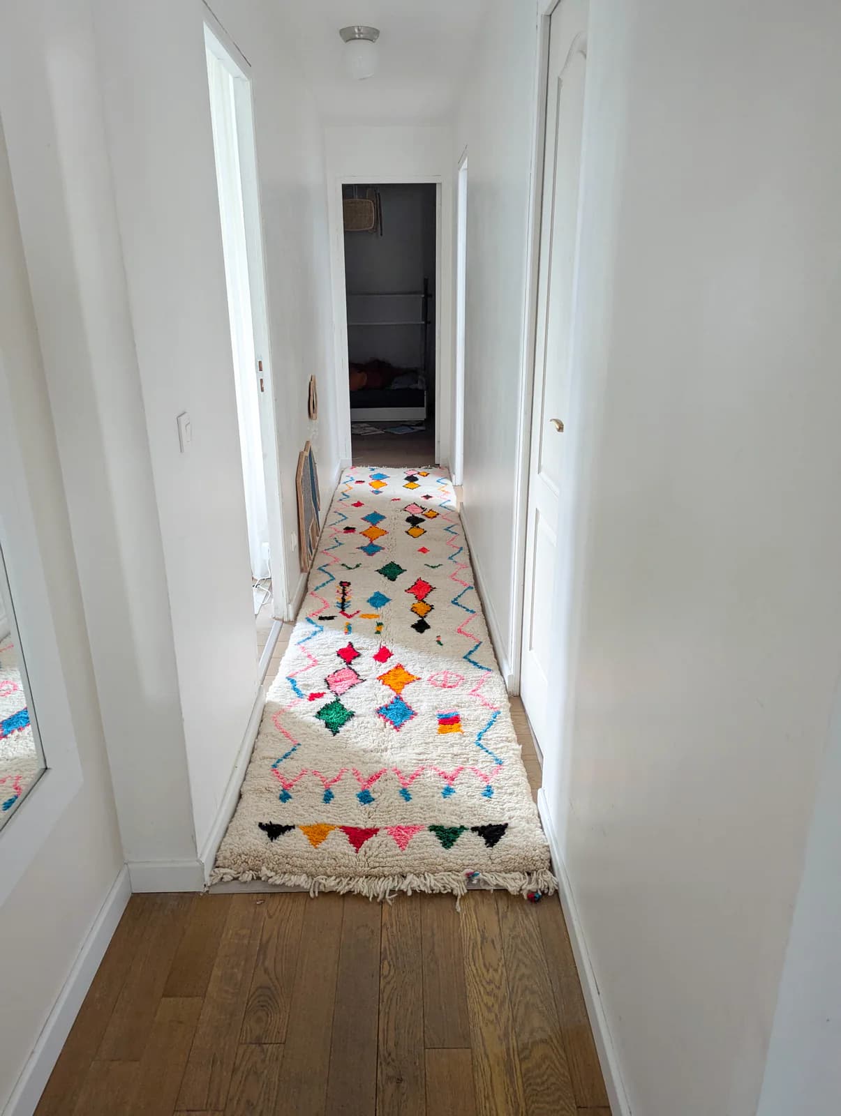 Long tapis berbère coloré installé dans un couloir