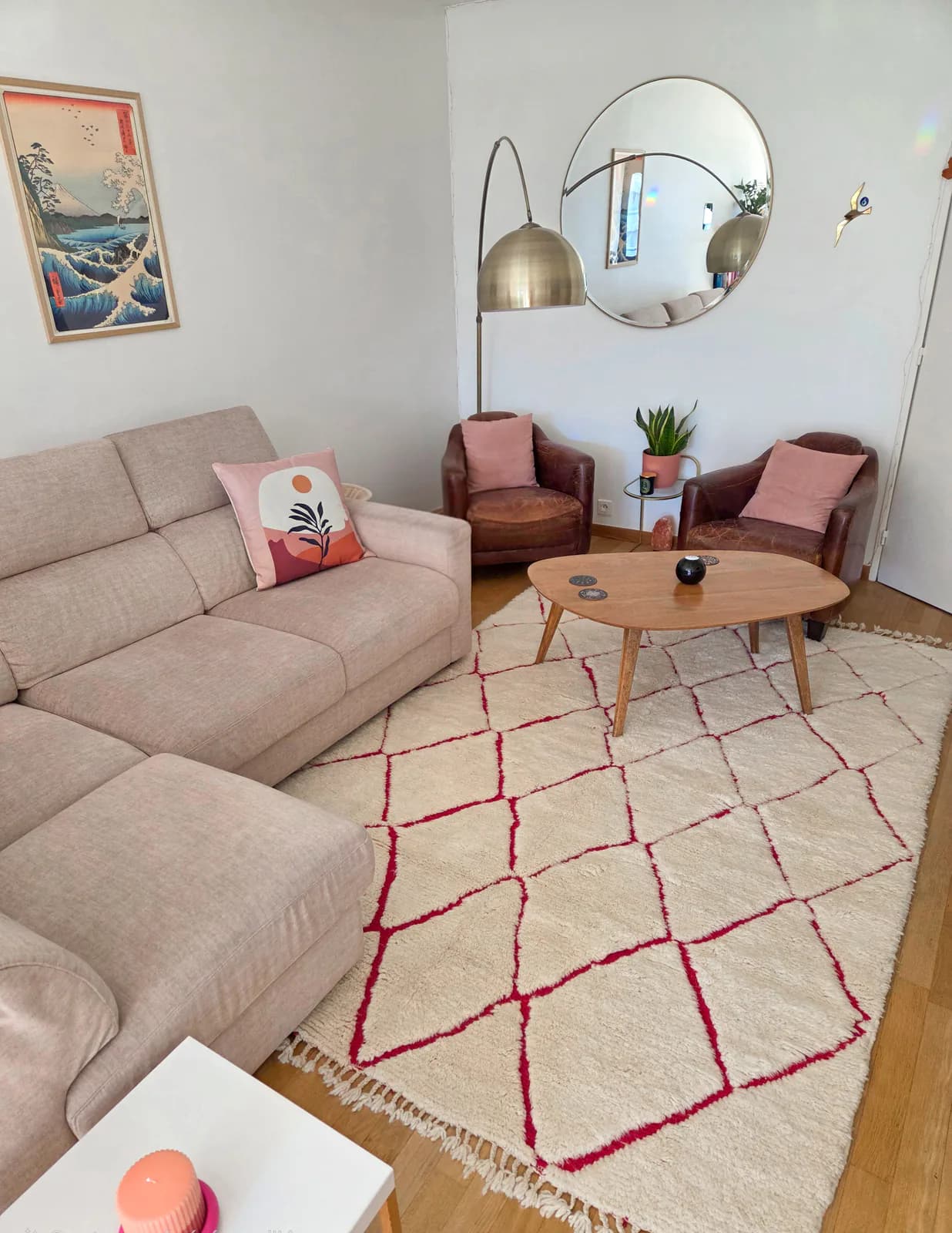 Tapis berbère écru à quadrillage rose dans un salon