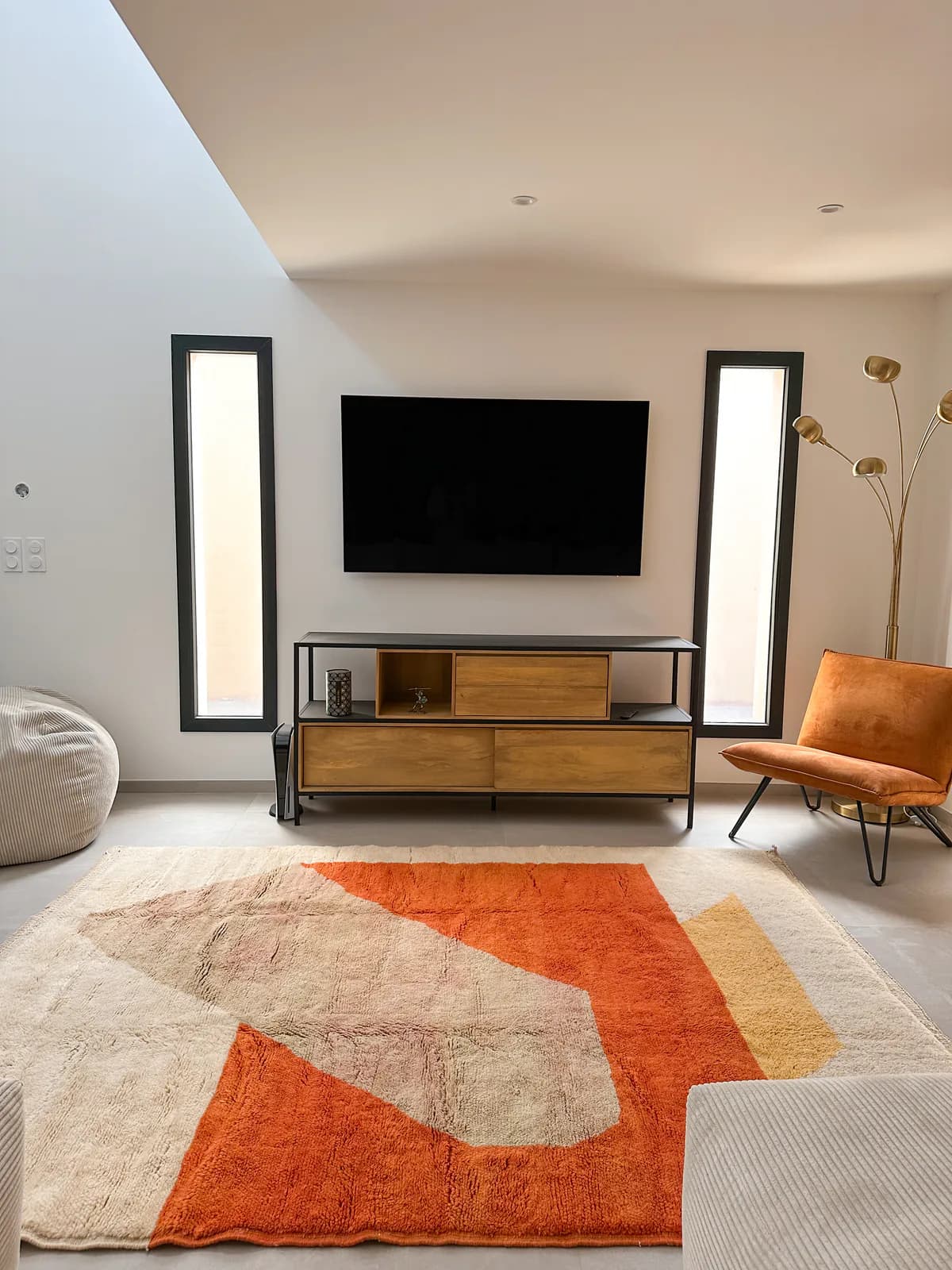 Tapis berbère abstrait orange et écru dans un salon contemporain