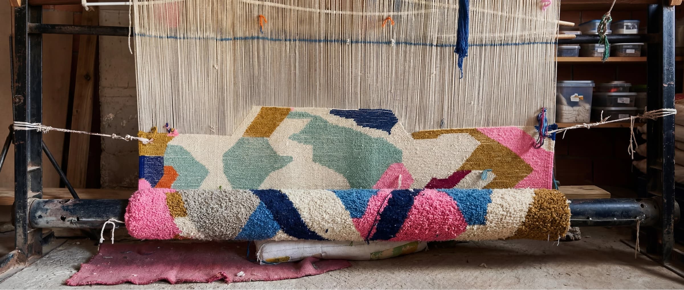 Tapis coloré en cours de tissage sur un métier traditionnel au Maroc