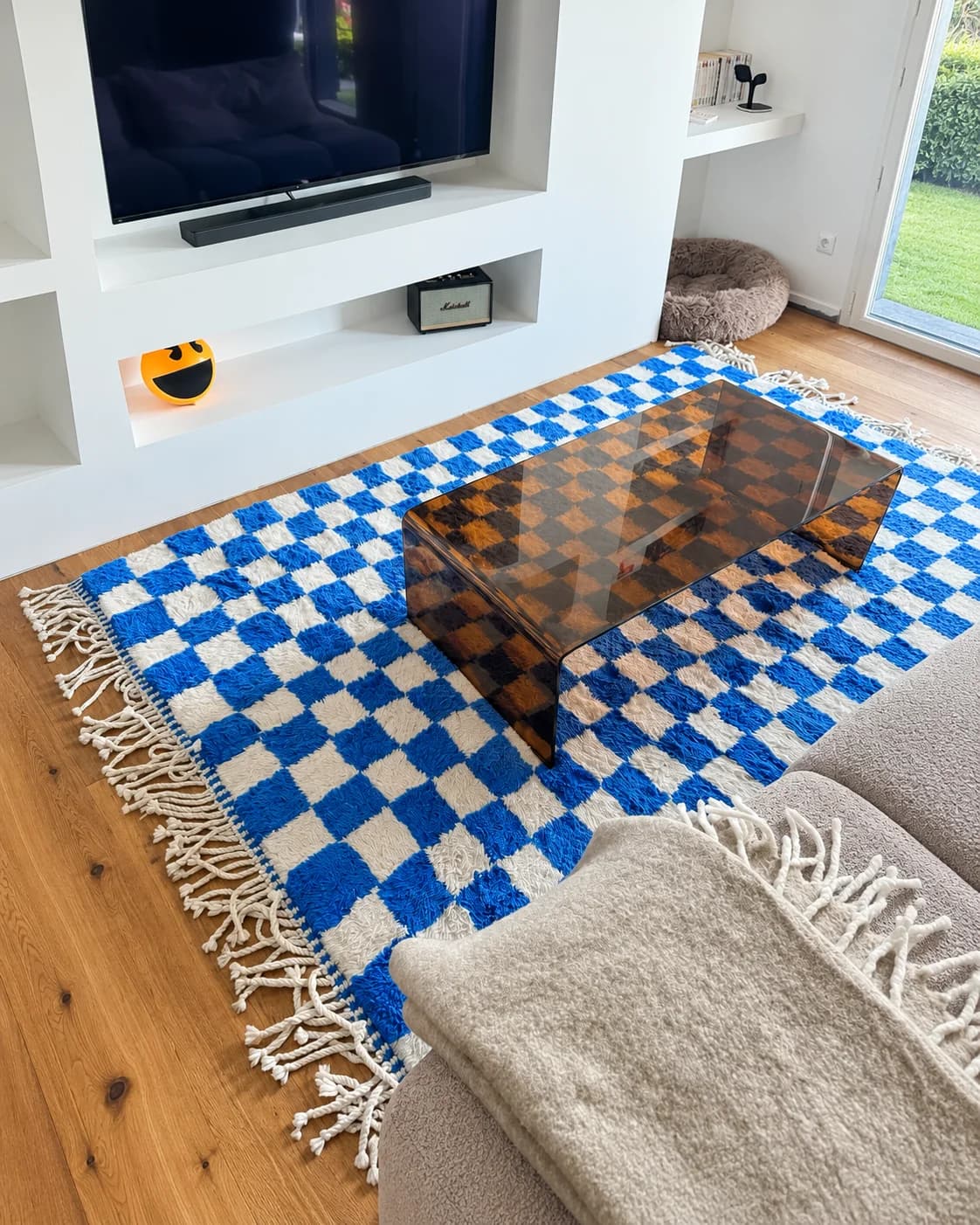 Tapis M’rirt bleu sous une table dans un salon