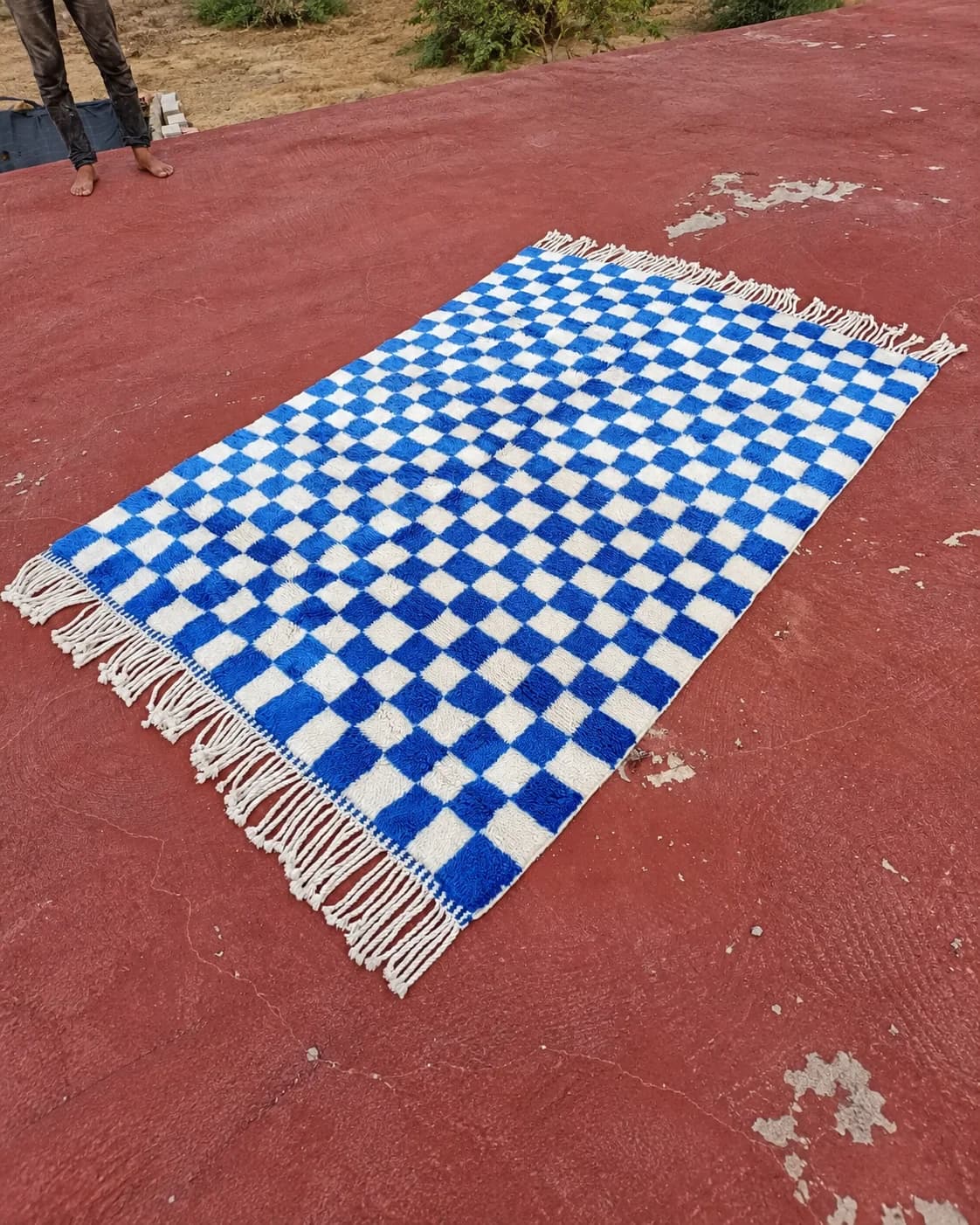 Tapis M’rirt bleu terminé, posé au sol avant son expédition