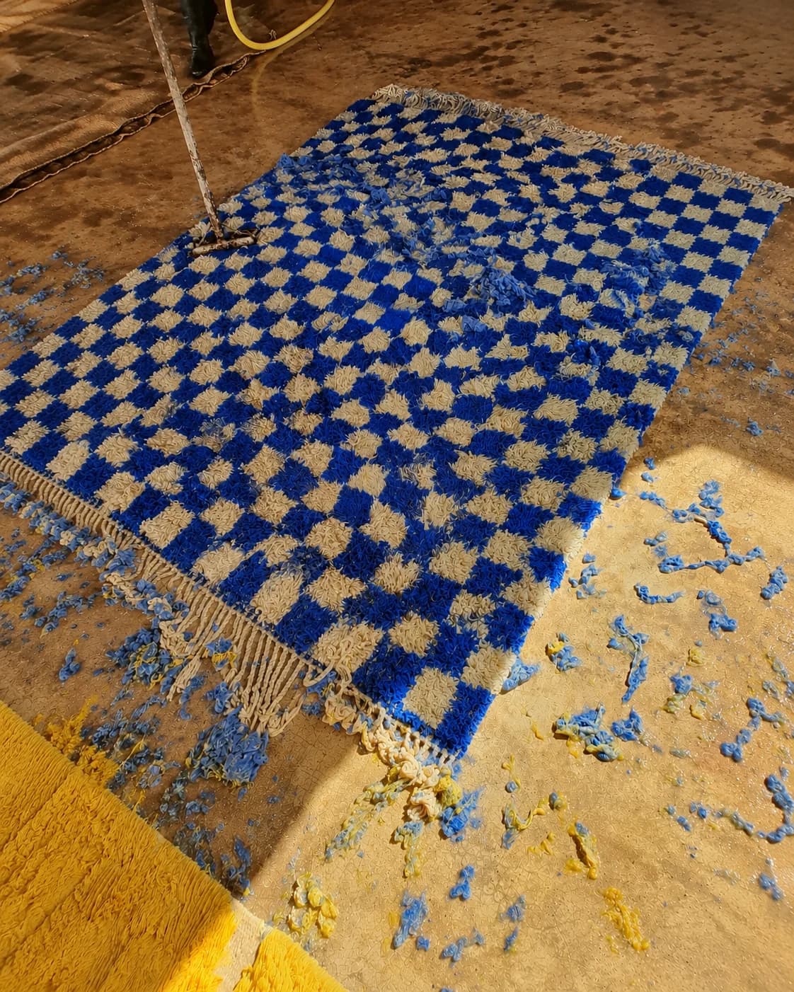 Lavage d’un tapis M’rirt bleu dans l’atelier