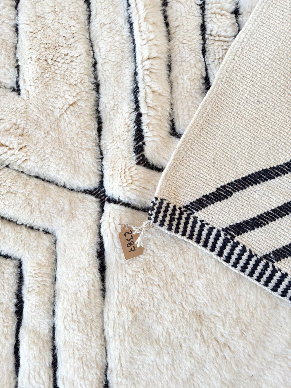 Coin retourné d’un tapis M’rirt Tamazi : dos tissé, laine et franges
