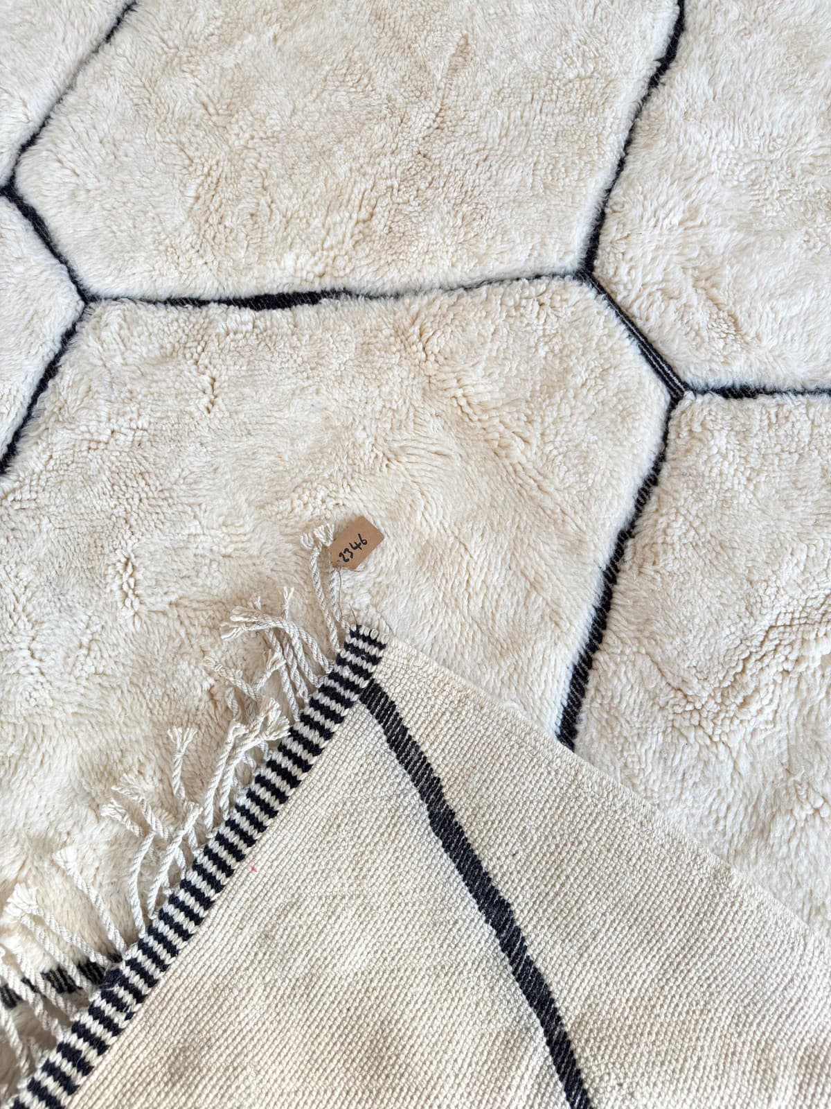 Coin retourné d’un tapis M’rirt Tamazi : dos tissé, laine et franges