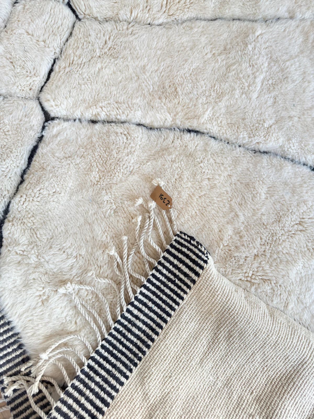 Coin retourné d’un tapis M’rirt Tamazi : dos tissé, laine et franges
