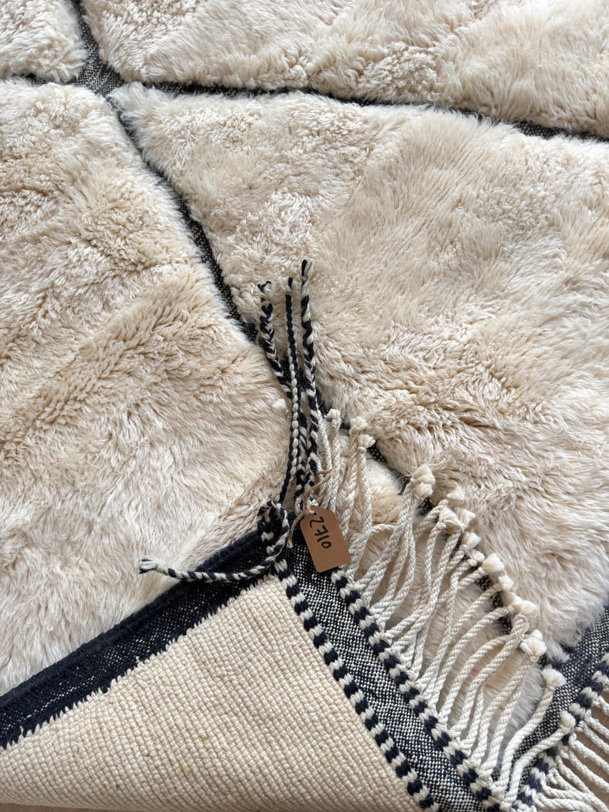 Coin retourné d’un tapis M’rirt Tamazi : dos tissé, laine et franges