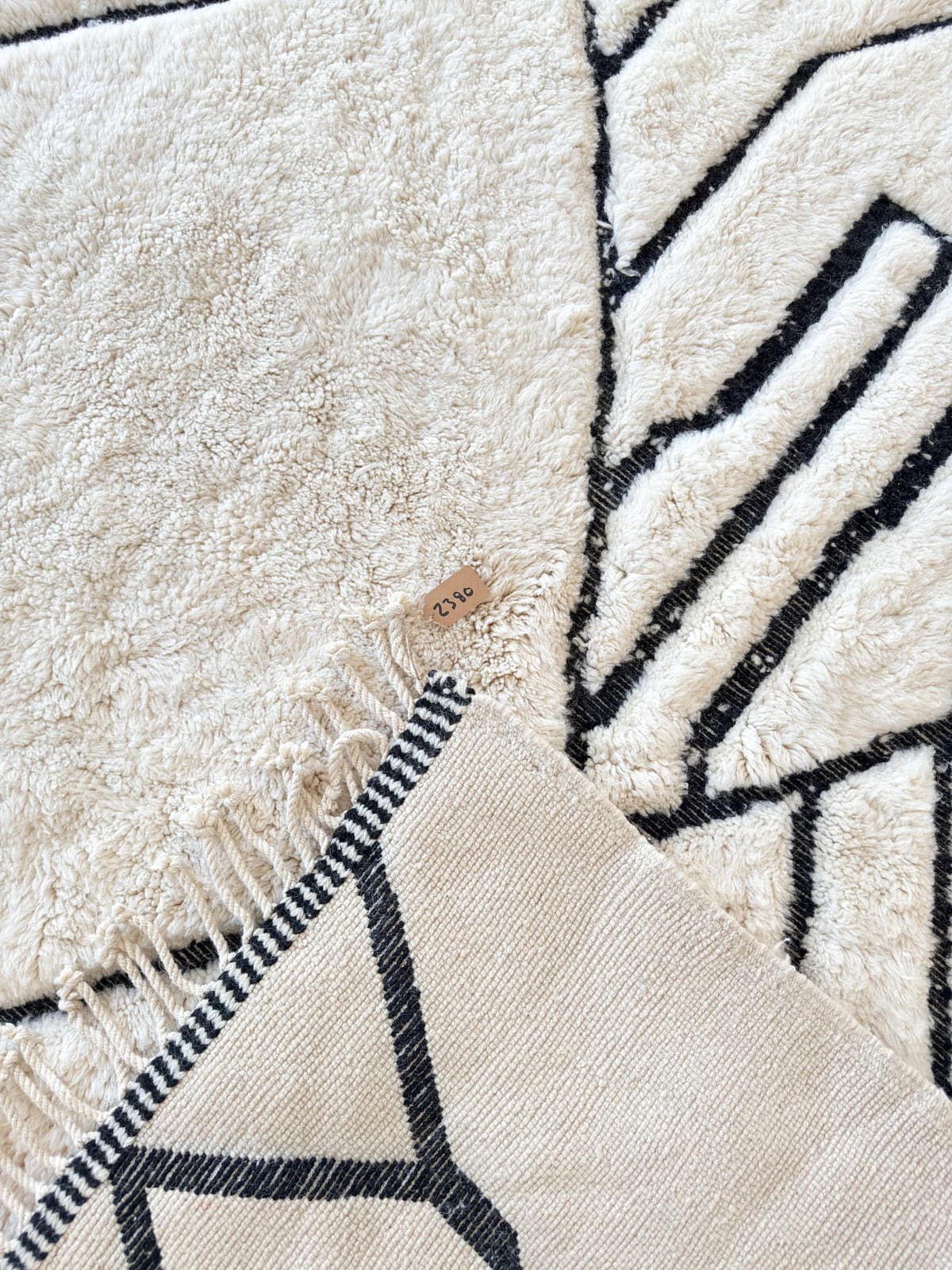 Coin retourné d’un tapis M’rirt Tamazi : dos tissé, laine et franges