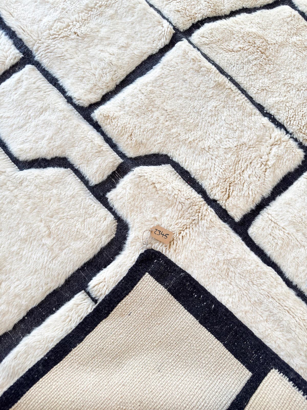 Coin retourné d’un tapis M’rirt Tamazi : dos tissé, laine et franges