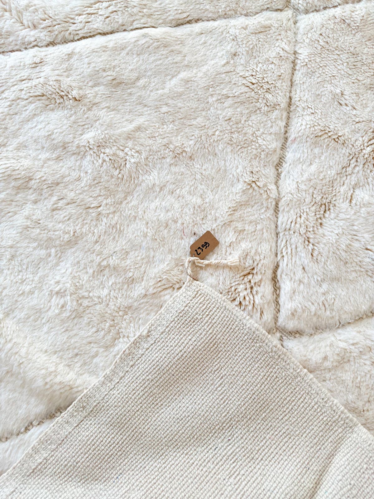 Coin retourné d’un tapis M’rirt Tamazi : dos tissé, laine et franges