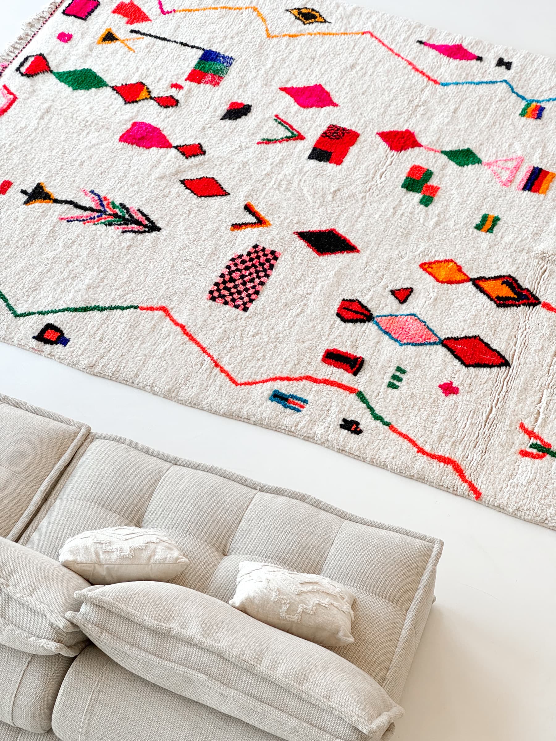 Tapis Azilal coloré dans un intérieur lumineux