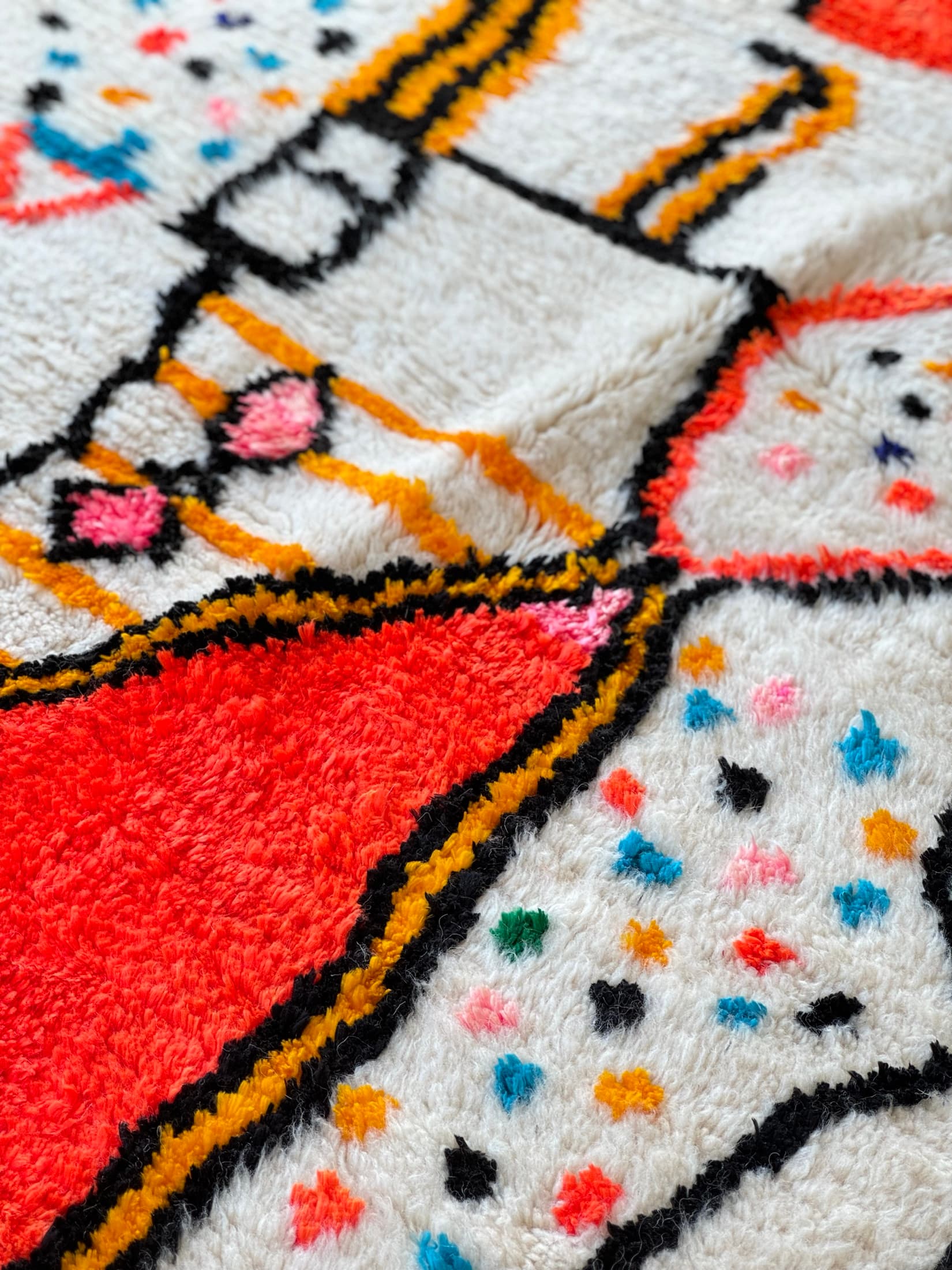 Gros plan réel sur la laine et les motifs d’un tapis Azilal Tamazi