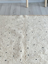 Beni Ouarain Teppich mit schwarzen Punkten – 160 x 260 cm – Nr. 572