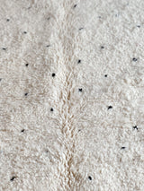Beni Ouarain Teppich mit schwarzen Punkten – 160 x 260 cm – Nr. 572