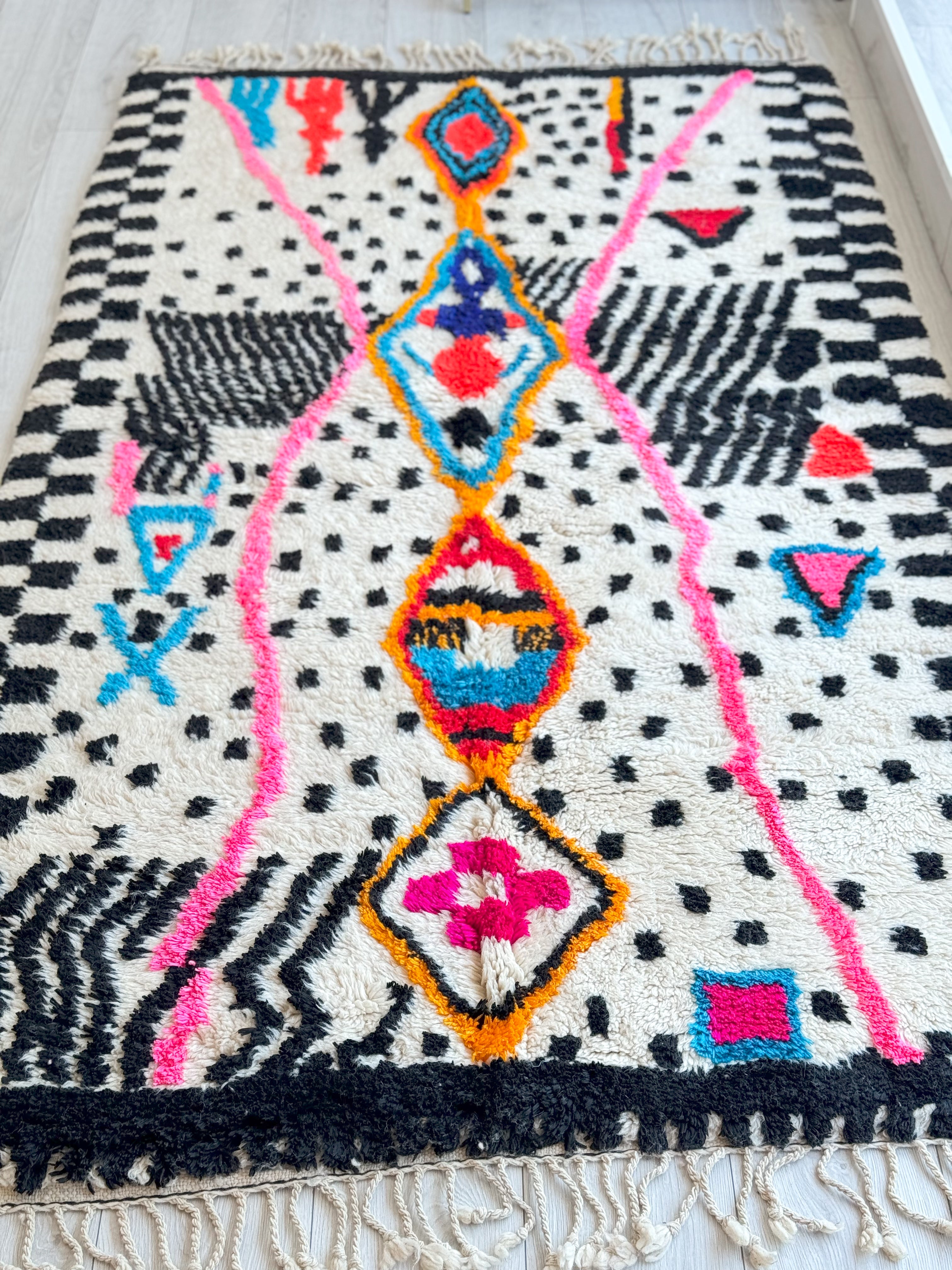 Colorful Berber rug 142 x 270 cm / 4.7 x 8.9 ft - n°1271