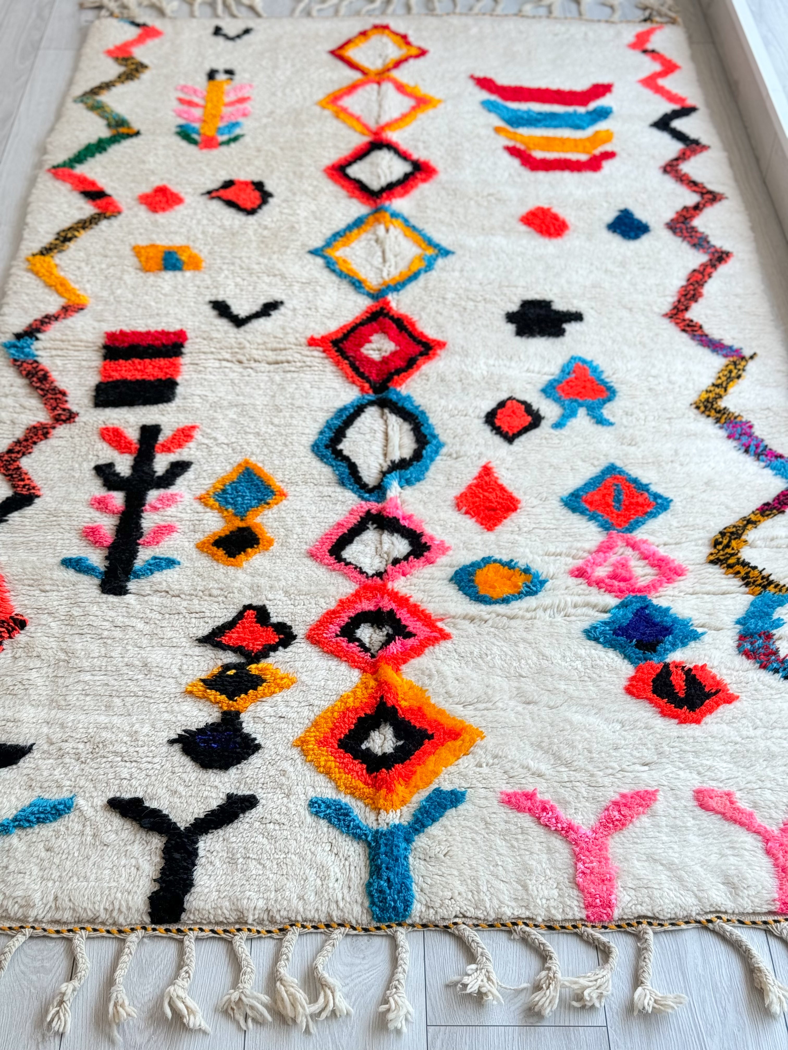 Colorful Berber rug 143 x 270 cm / 4.7 x 8.9 ft - n°1101