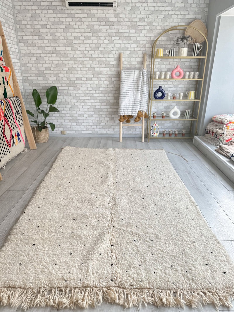 Beni Ouarain rug with black polka dots - 160 x 260 cm - n°572