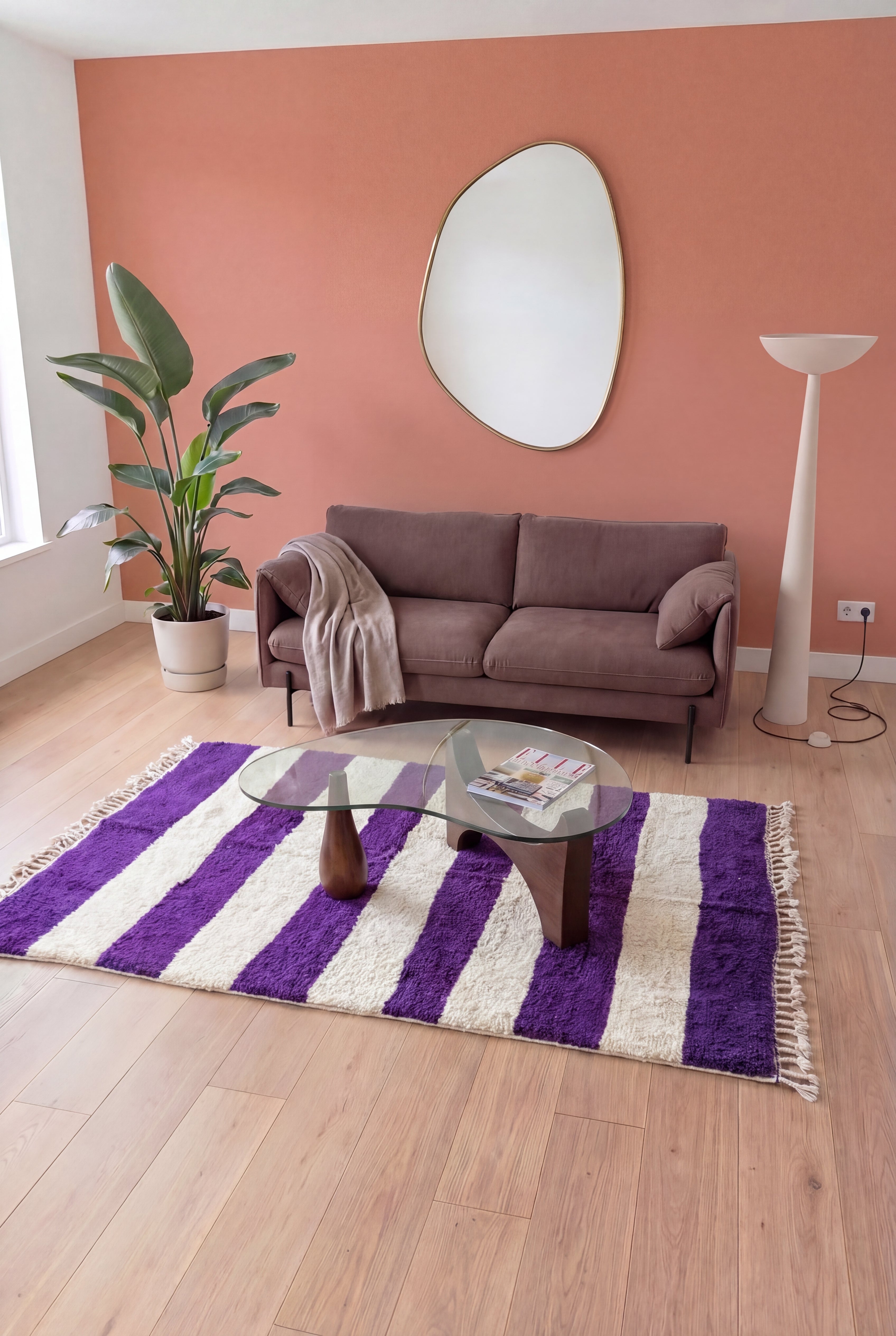 Tapis berbère marocain Azilal coloré fait main, laine et coton blanc et violet, 143x260 cm, n1324 — mis en scène dans un salon contemporain | Tamazi