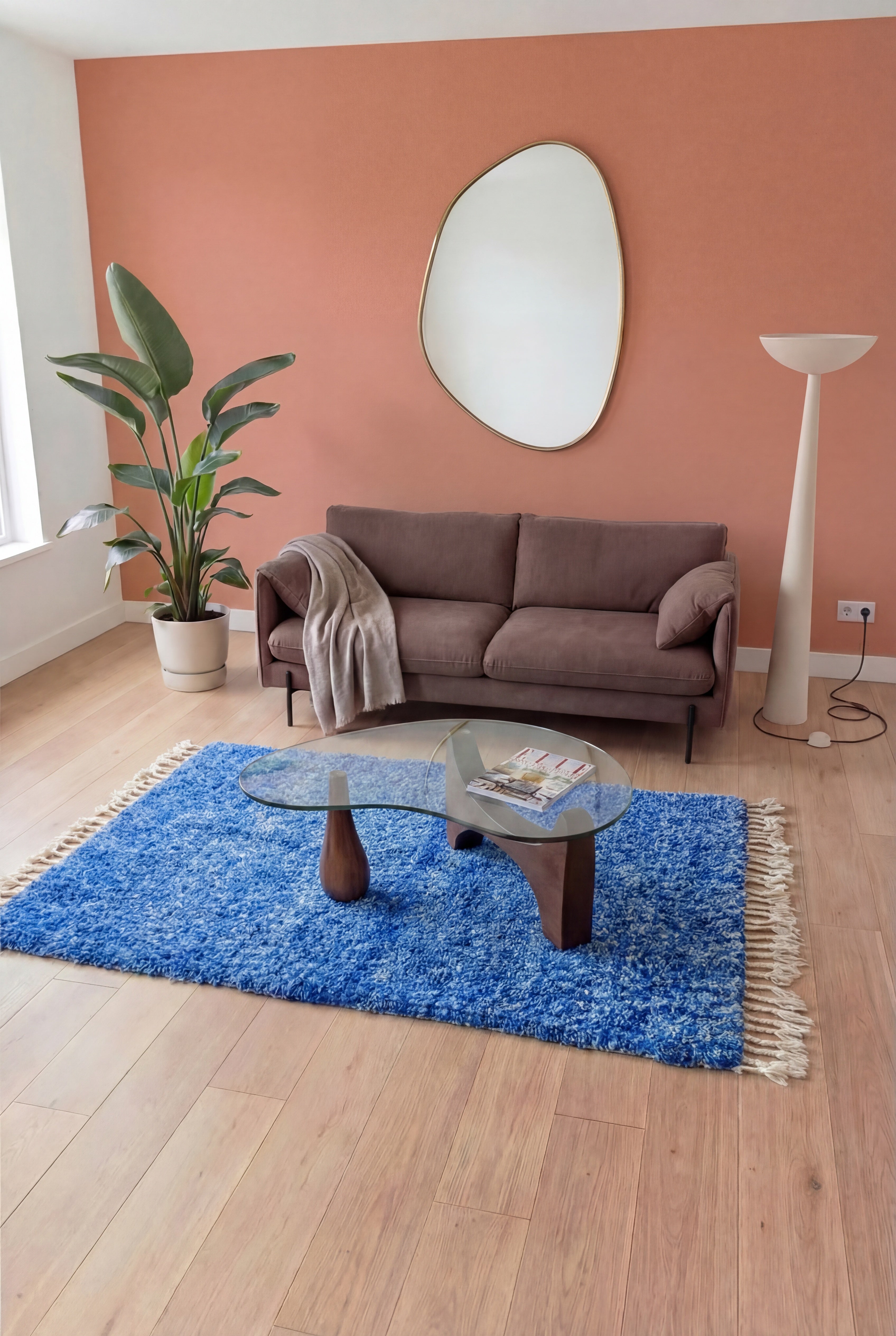 Tapis berbère marocain Azilal coloré fait main, laine et coton bleu Majorelle, 144x272 cm, n2220 — mis en scène dans un salon contemporain | Tamazi