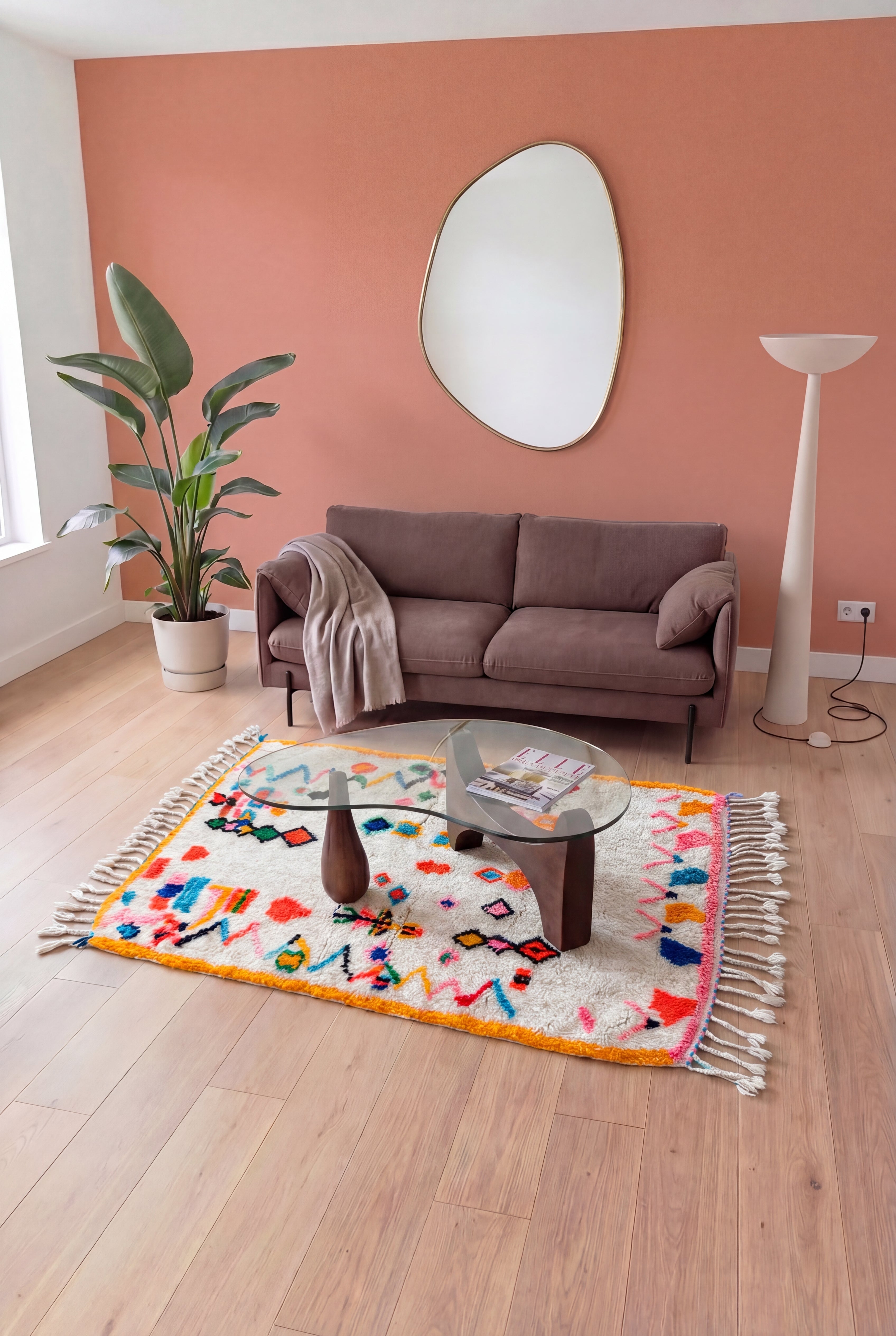 Tapis berbère marocain Azilal coloré fait main, laine et coton multicolore, 119x197 cm, n2537 — mis en scène dans un salon contemporain | Tamazi
