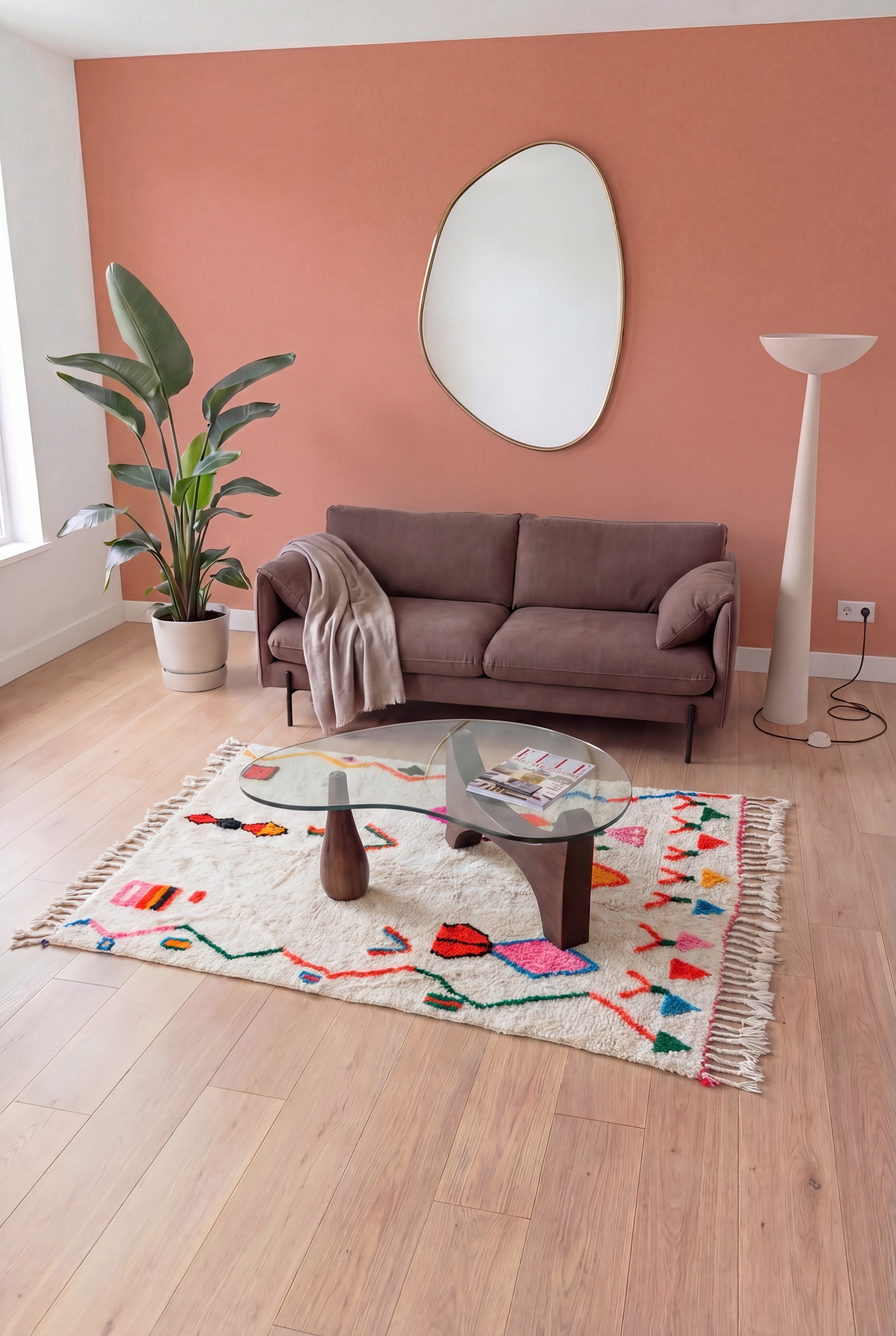 Tapis berbère marocain Azilal coloré fait main, laine et coton multicolore, 142x225 cm, n2470 — mis en scène dans un salon contemporain | Tamazi