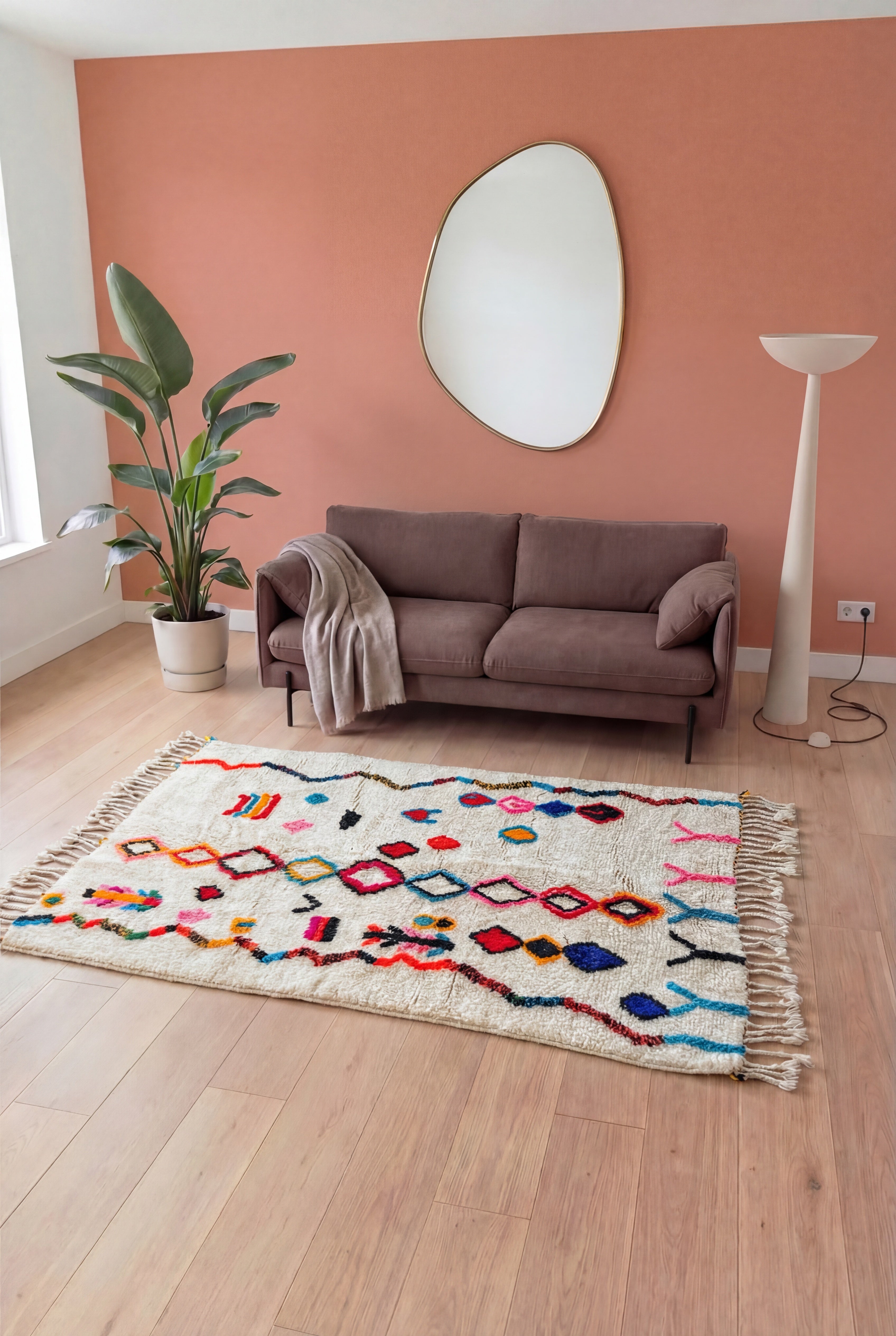 Tapis berbère marocain Azilal coloré fait main, laine et coton multicolore, 144x230 cm, n2571 — mis en scène dans un salon contemporain | Tamazi