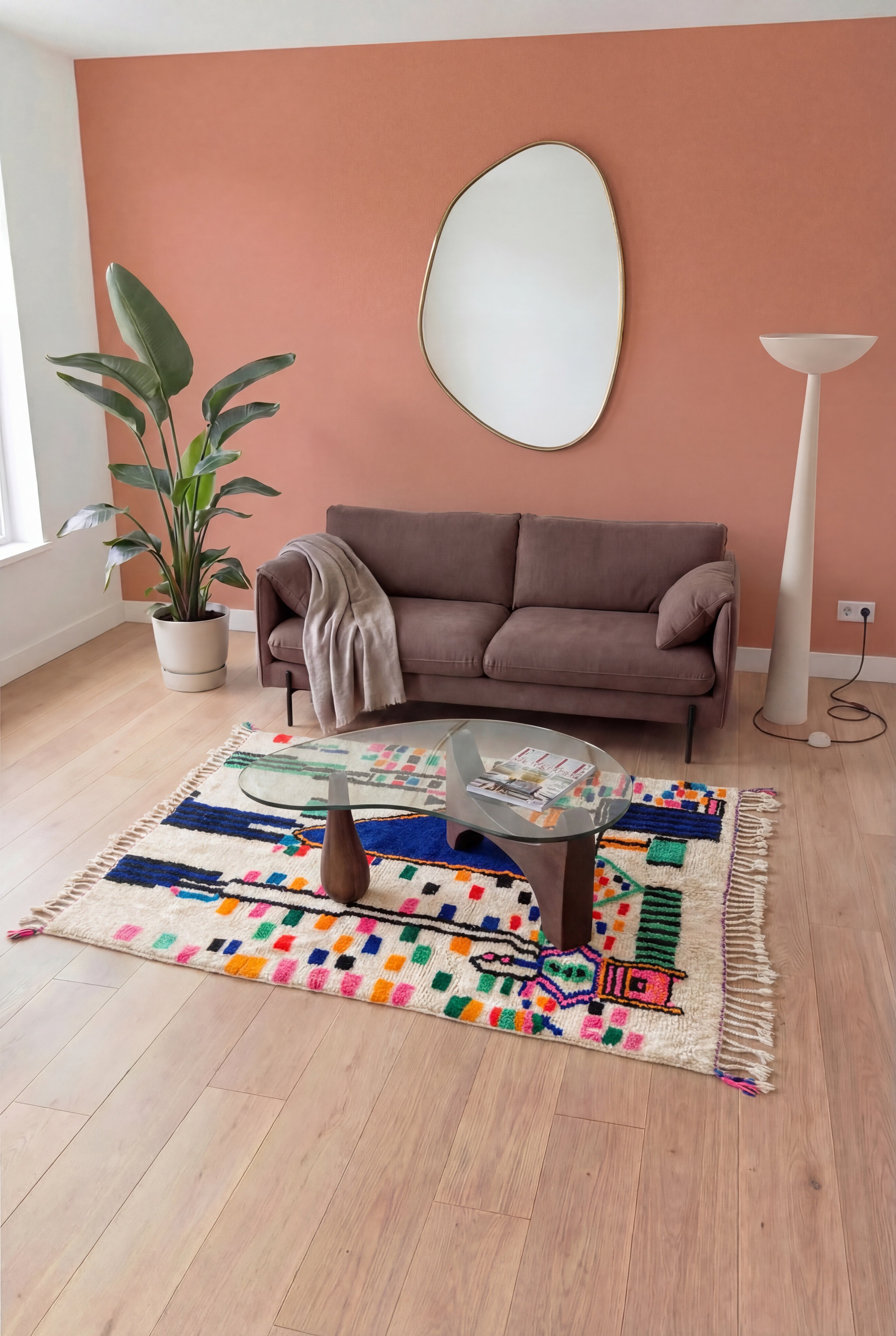 Tapis berbère marocain Azilal coloré fait main, laine et coton multicolore, 148x214 cm, n2349 — mis en scène dans un salon contemporain | Tamazi