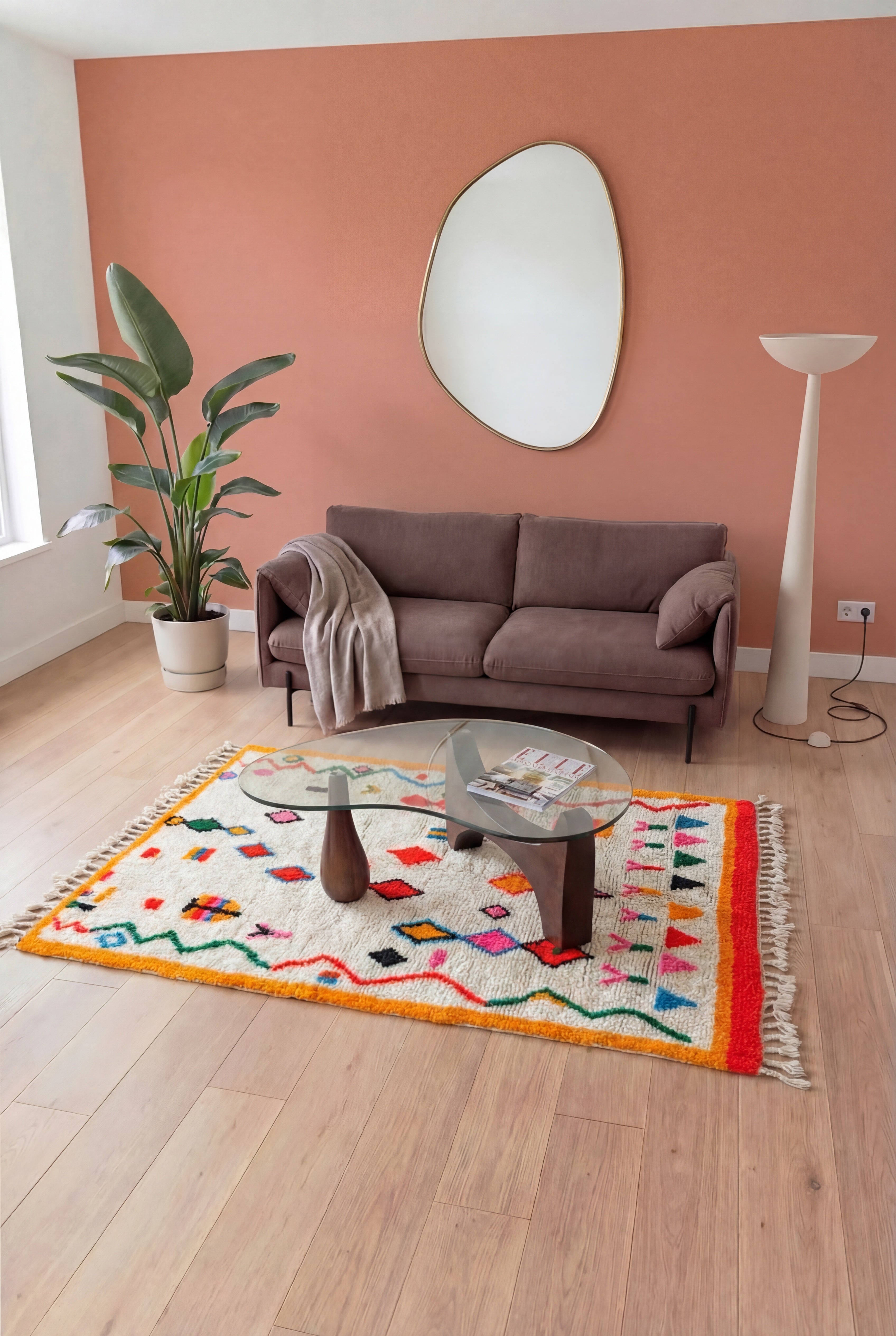 Tapis berbère marocain Azilal coloré fait main, laine et coton multicolore, 157x223 cm, n2544 — mis en scène dans un salon contemporain | Tamazi