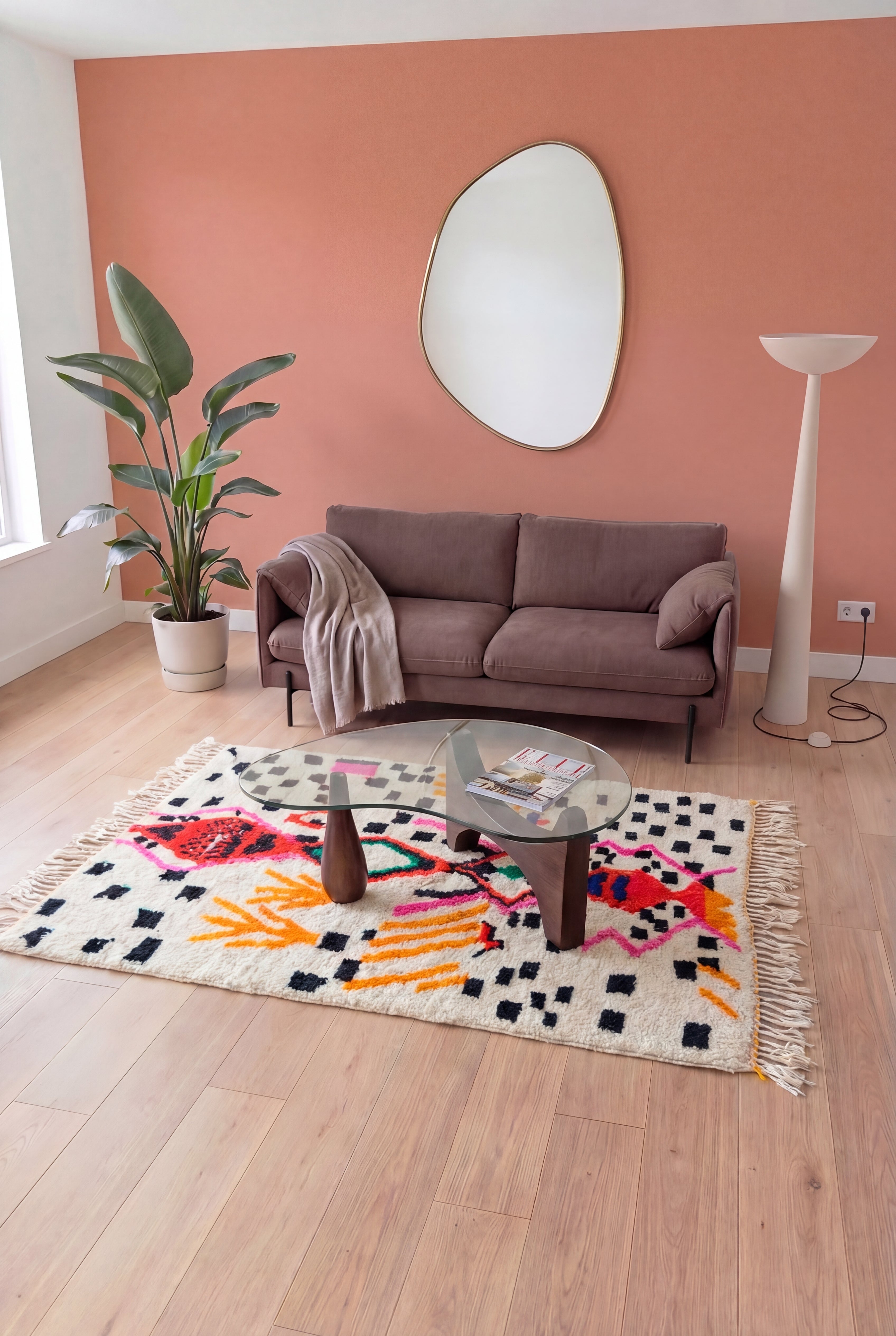 Tapis berbère marocain Azilal coloré fait main, laine et coton multicolore, 158x256 cm, n2245 — mis en scène dans un salon contemporain | Tamazi