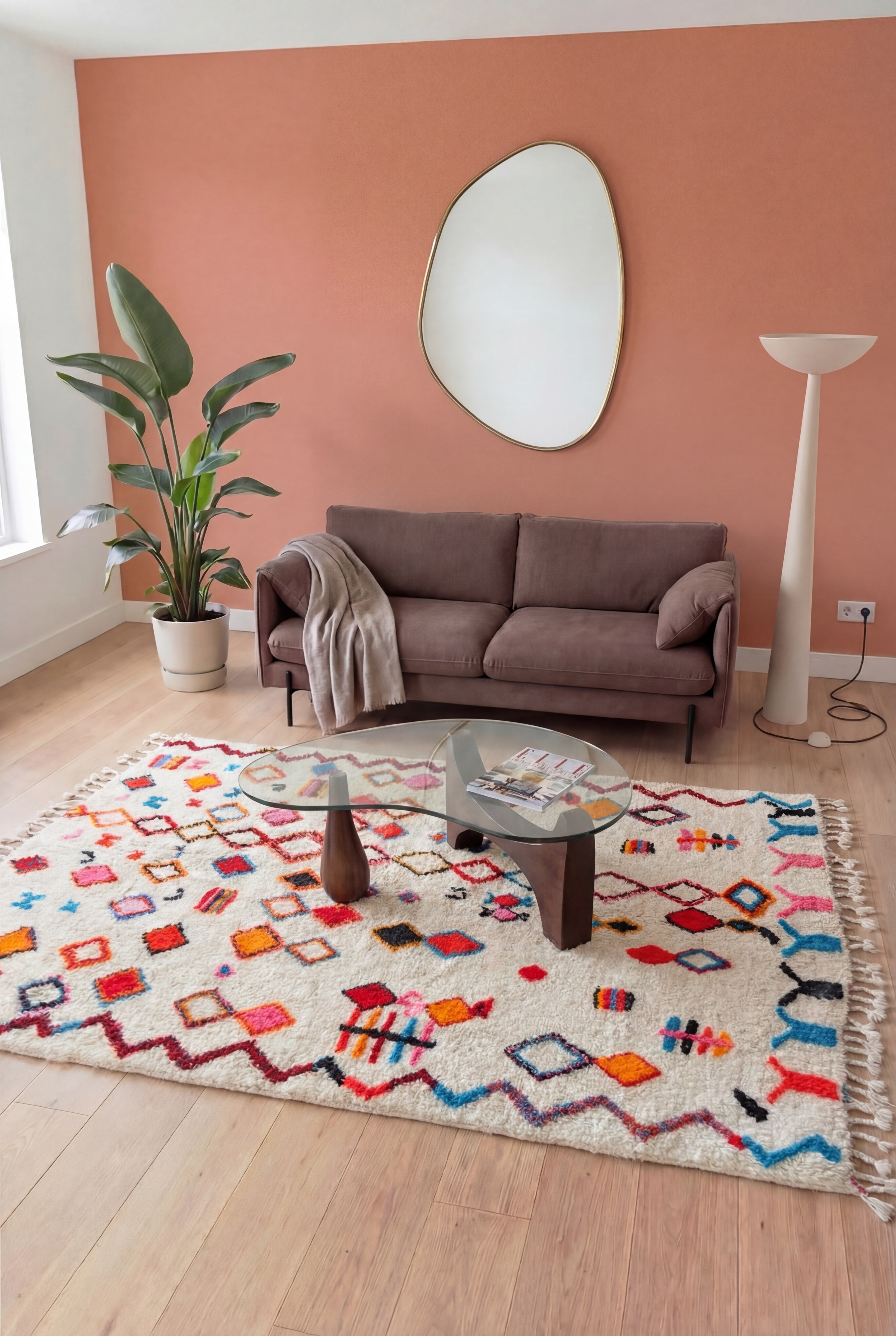 Tapis berbère marocain Azilal coloré fait main, laine et coton multicolore, 207x334 cm, n2276 — mis en scène dans un salon contemporain | Tamazi