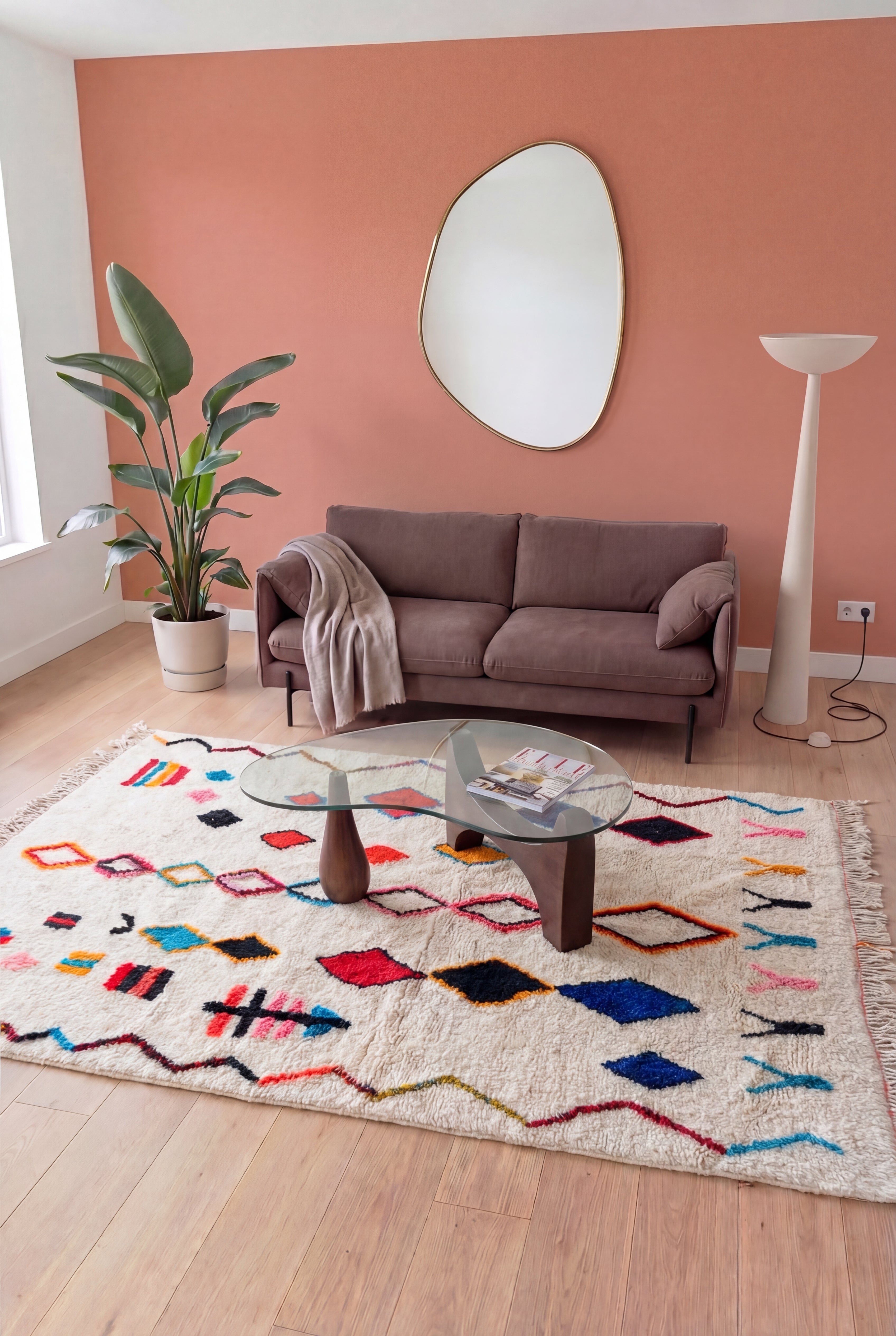 Tapis berbère marocain Azilal coloré fait main, laine et coton multicolore, 210x327 cm, n2477 — mis en scène dans un salon contemporain | Tamazi