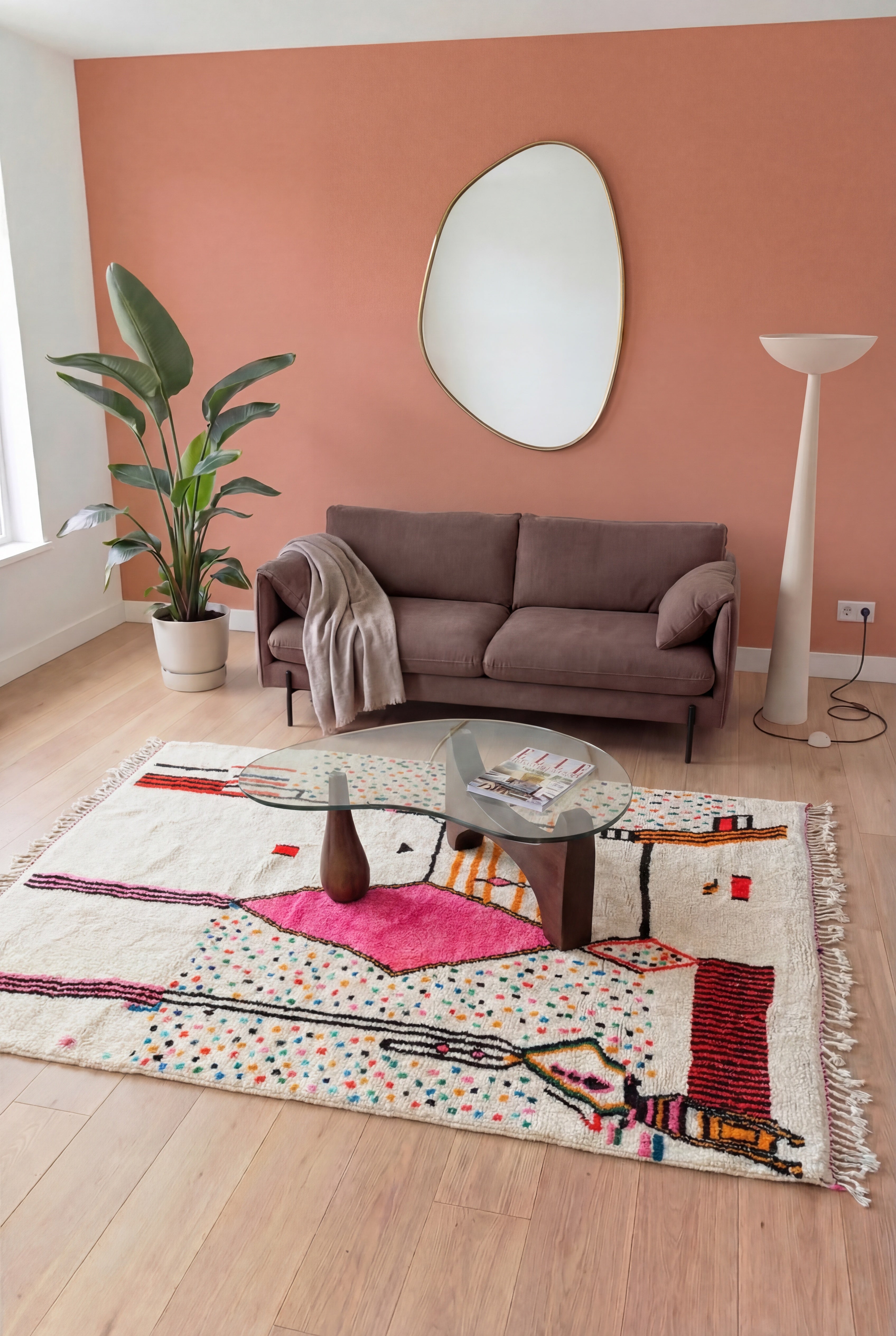 Tapis berbère marocain Azilal coloré fait main, laine et coton multicolore, 255x362 cm, n2541 — mis en scène dans un salon contemporain | Tamazi