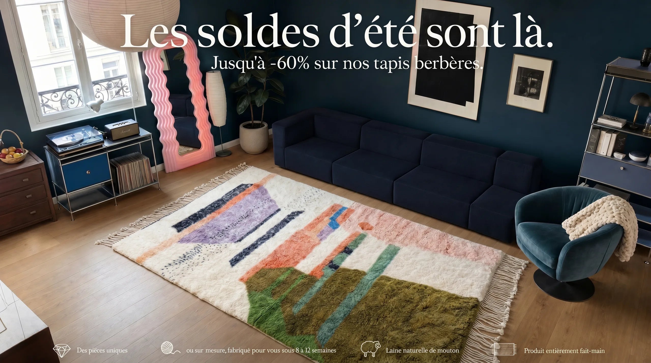 Soldes d'été Tamazi jusqu'à -60% sur les tapis berbères faits main, tapis M'rirt en situation dans un salon