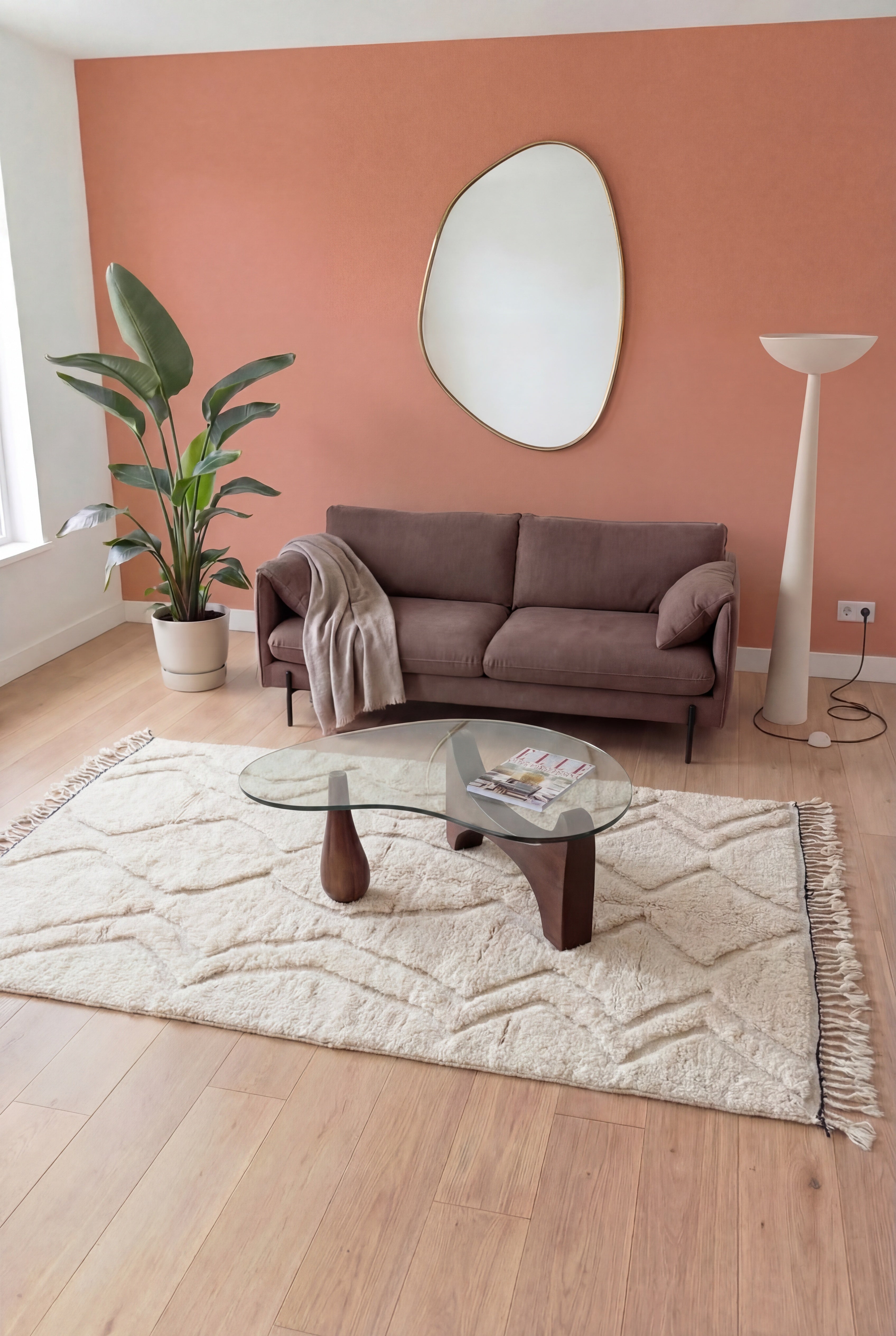 Tapis berbère marocain Beni Ouarain fait main, laine blanc, 150x281 cm, n2316 — mis en scène dans un salon contemporain | Tamazi