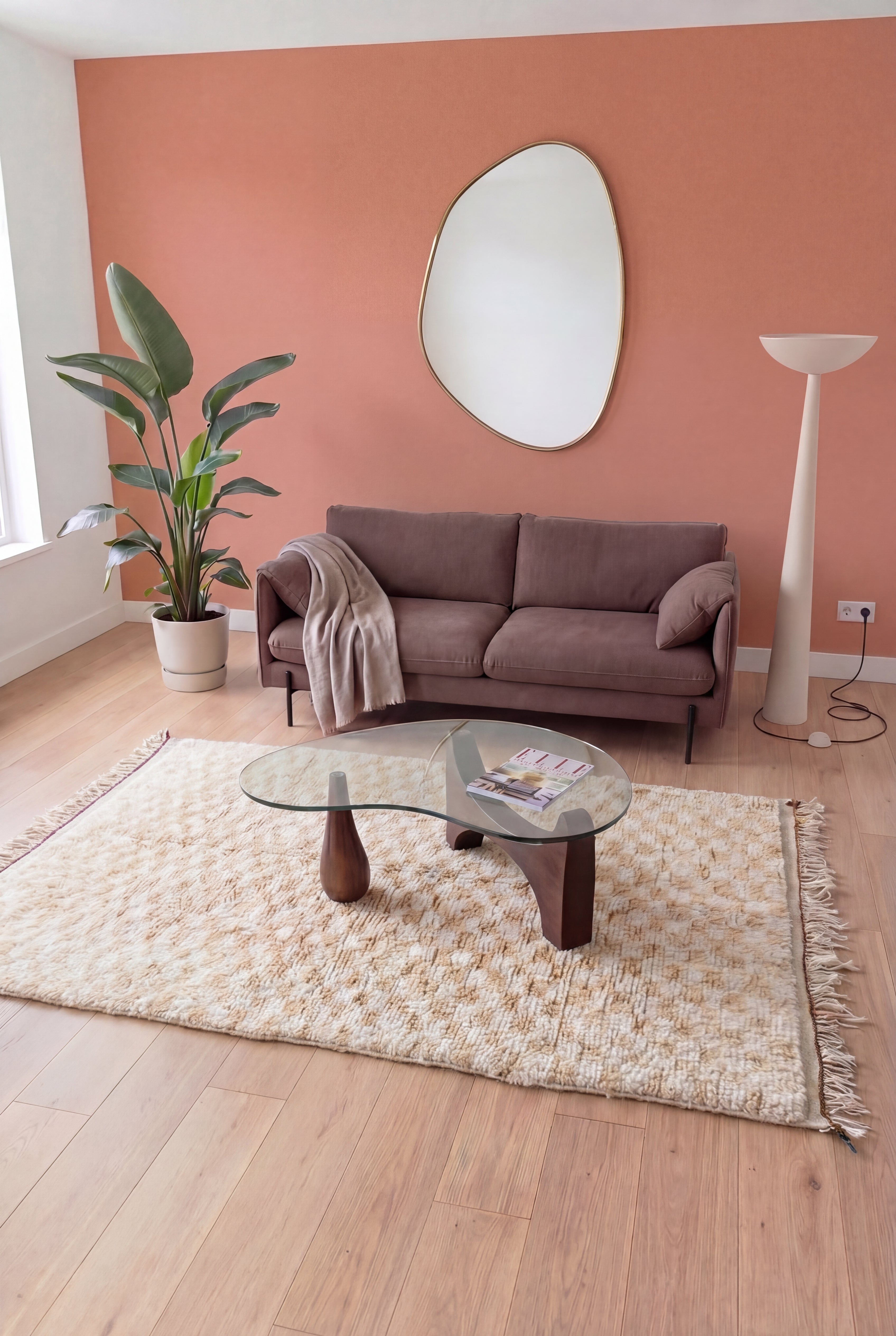 Tapis berbère marocain Beni Ouarain fait main, laine blanc et beige, 153x288 cm, n2395 — mis en scène dans un salon contemporain | Tamazi