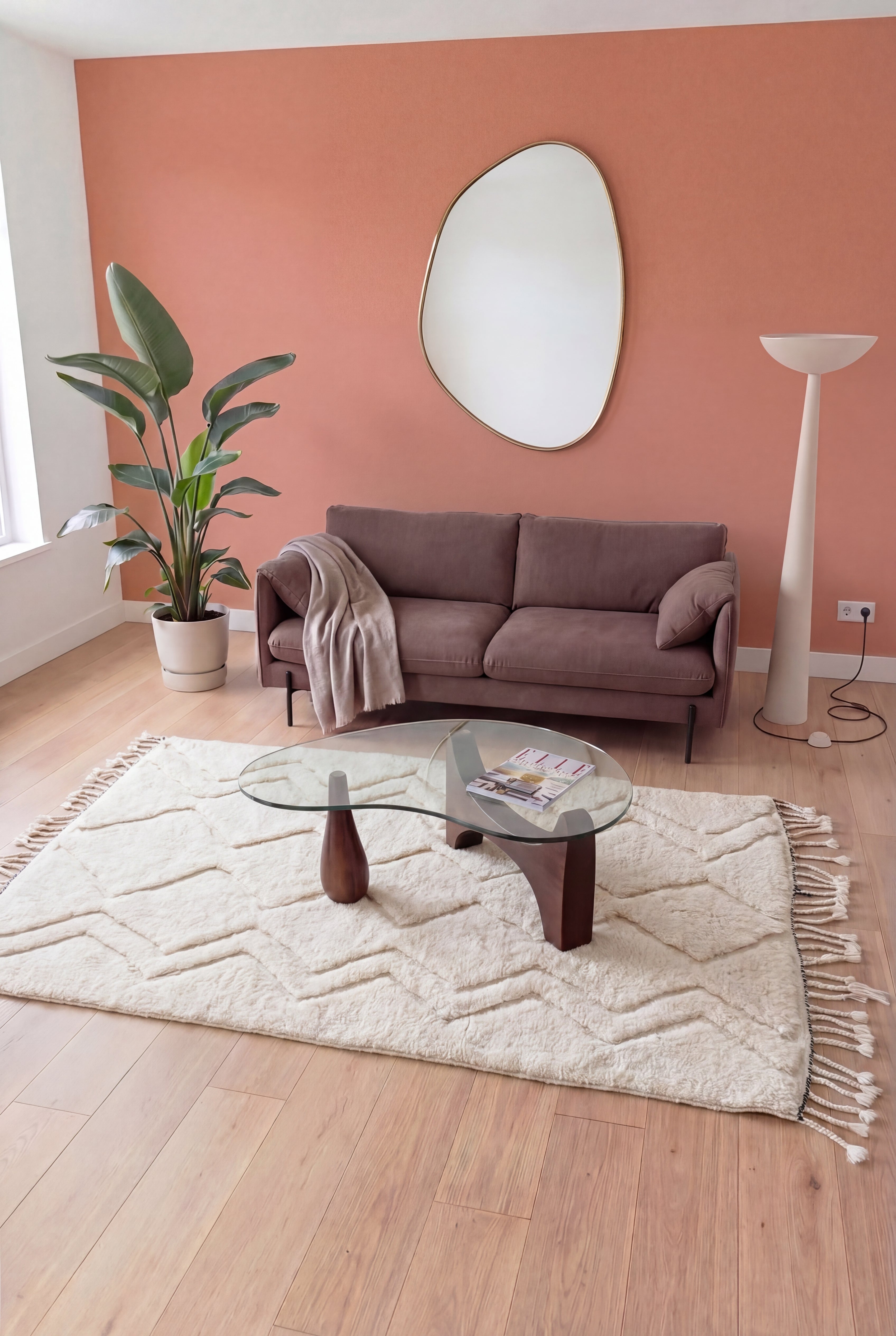 Tapis berbère marocain Beni Ouarain fait main, laine blanc cassé, 150x287 cm, n2519 — mis en scène dans un salon contemporain | Tamazi