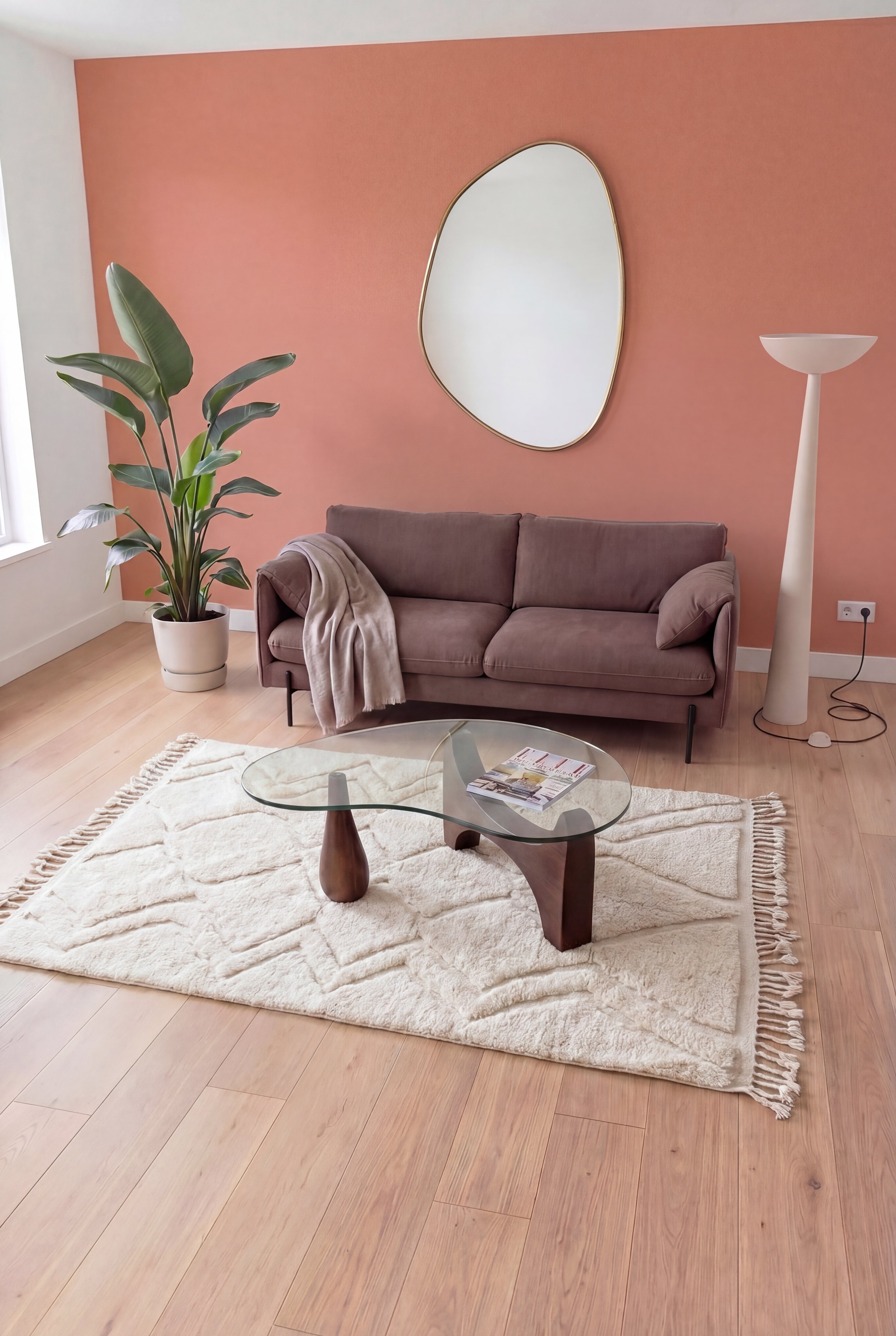 Tapis berbère marocain Beni Ouarain fait main, laine blanc cassé, 155x276 cm, n2503 — mis en scène dans un salon contemporain | Tamazi