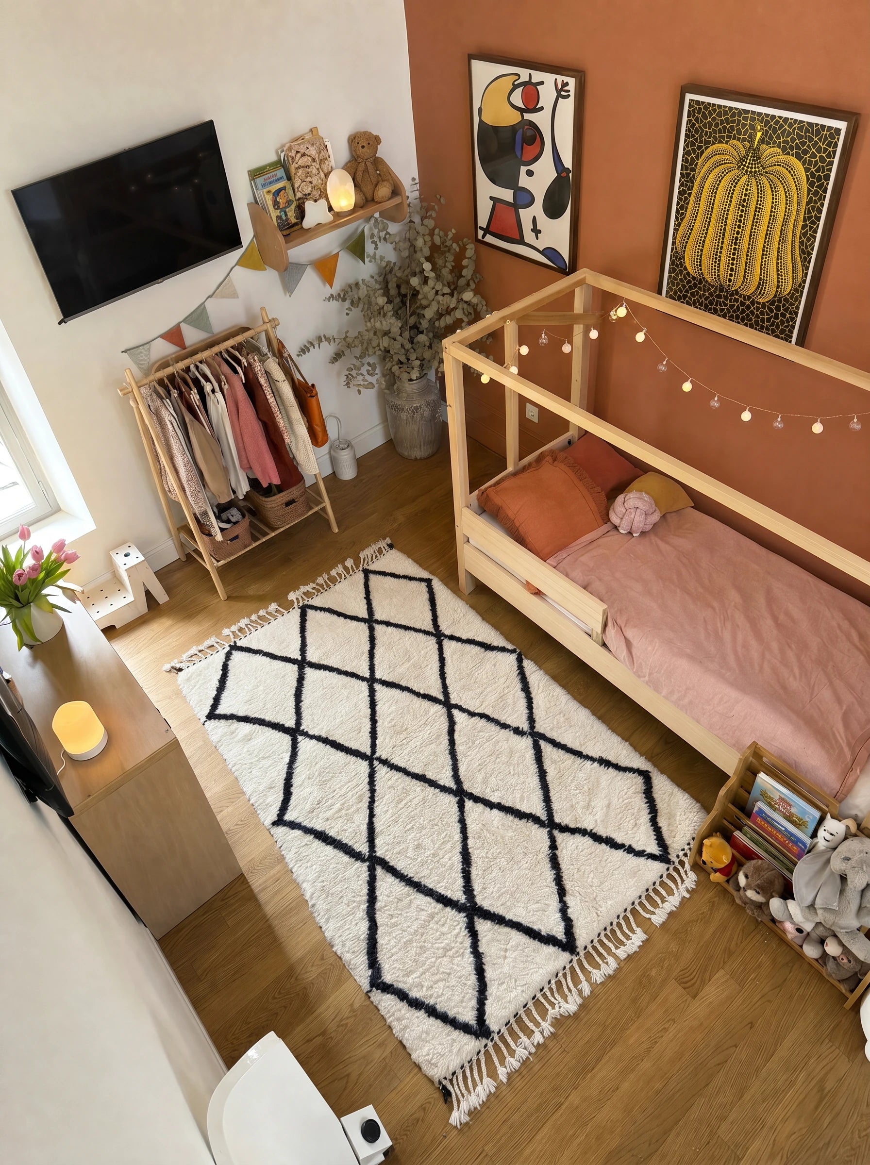 Tapis berbère coloré 100 x 171 cm en situation dans un salon, fait main en laine | Tamazi