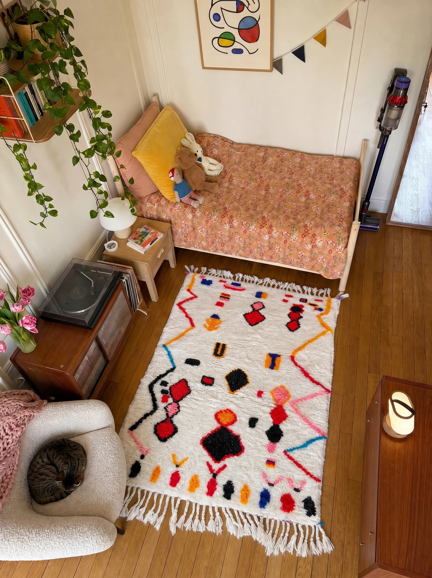 Tapis berbère coloré 101 x 172 cm en situation dans un salon, fait main en laine | Tamazi