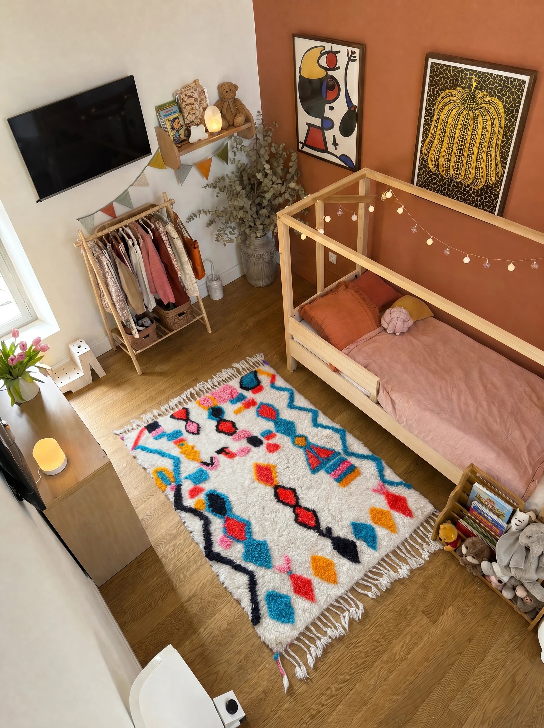 Tapis berbère coloré 102 x 161 cm en situation dans un salon, fait main en laine | Tamazi