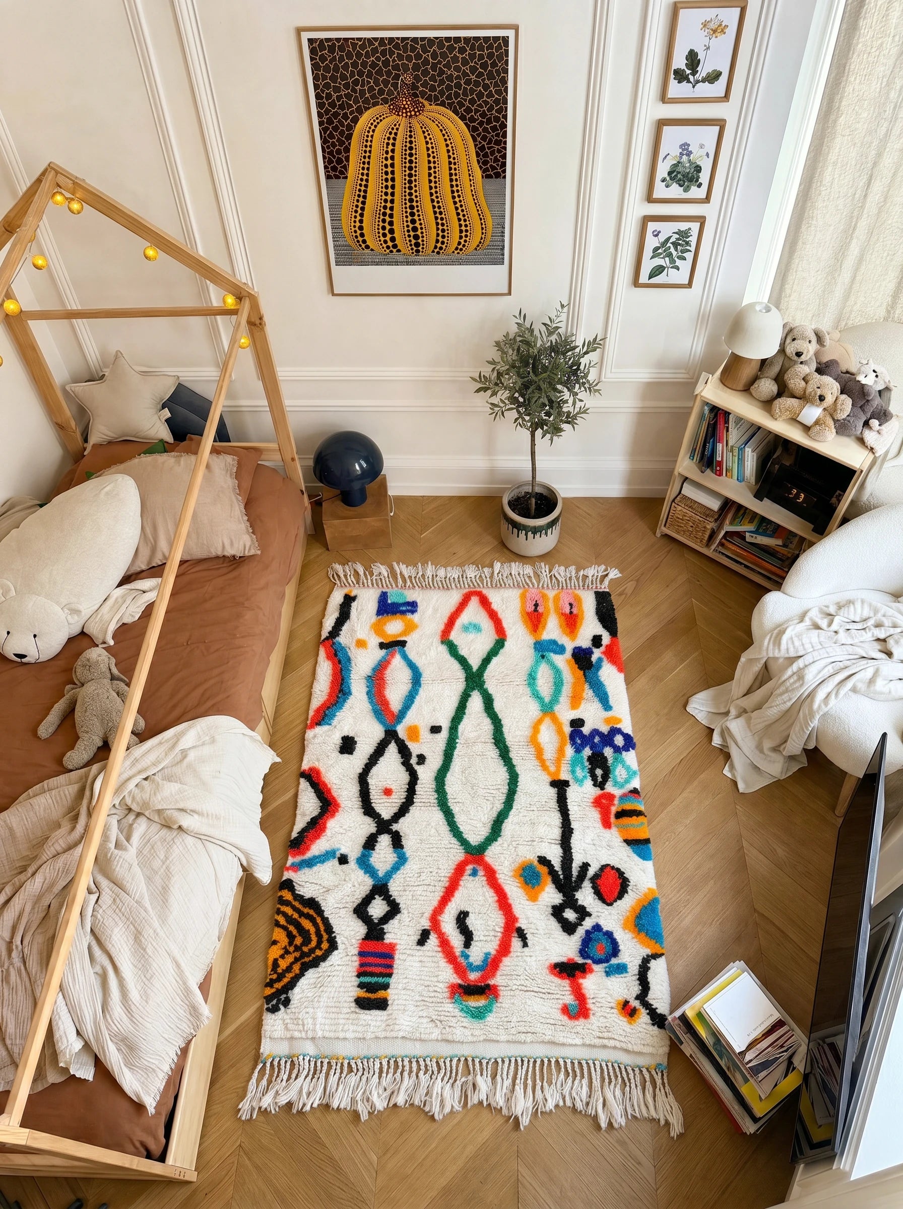 Tapis berbère coloré 102 x 169 cm en situation dans un salon, fait main en laine | Tamazi