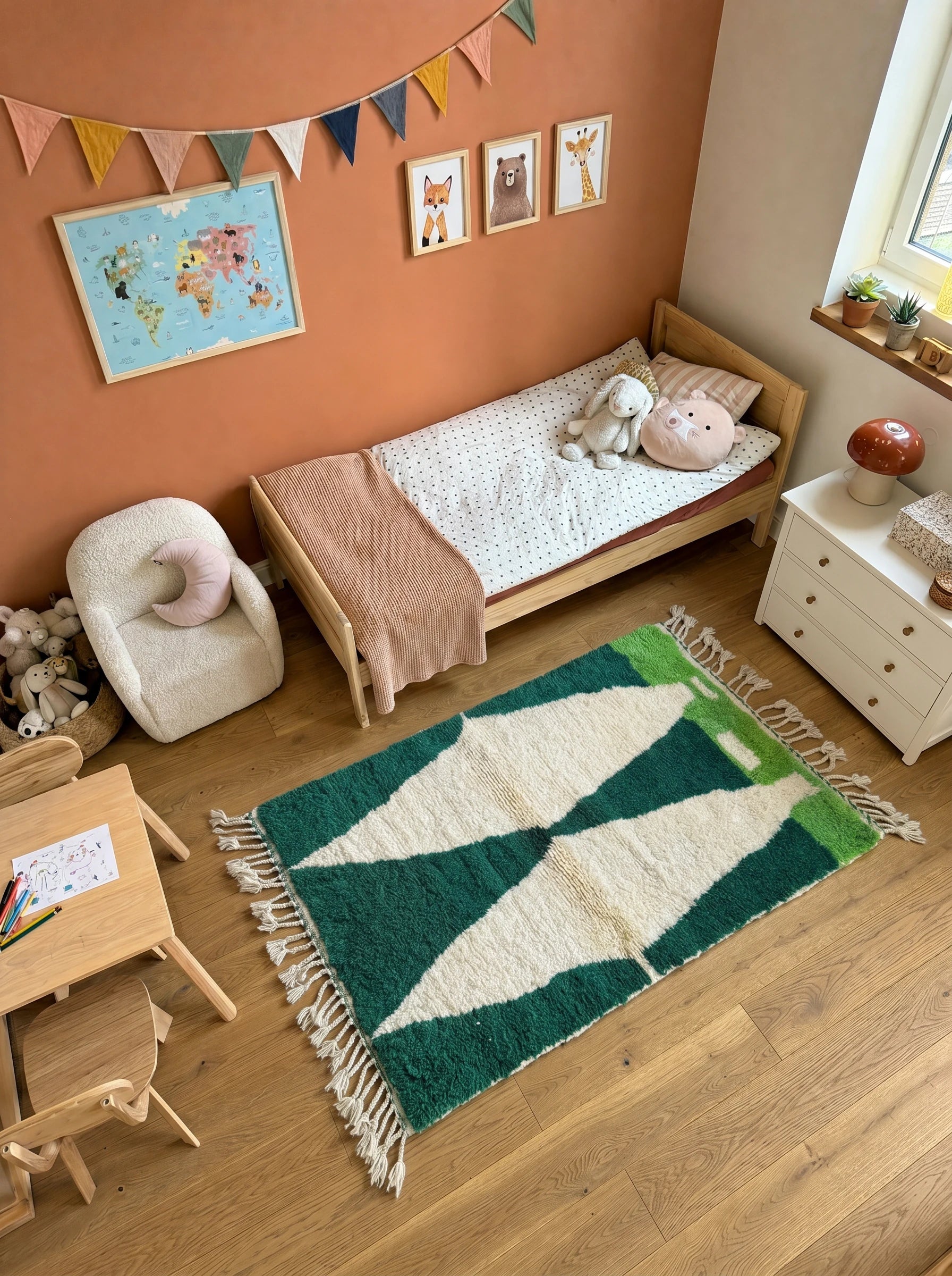 Tapis berbère coloré 103 x 184 cm en situation dans un salon, fait main en laine | Tamazi