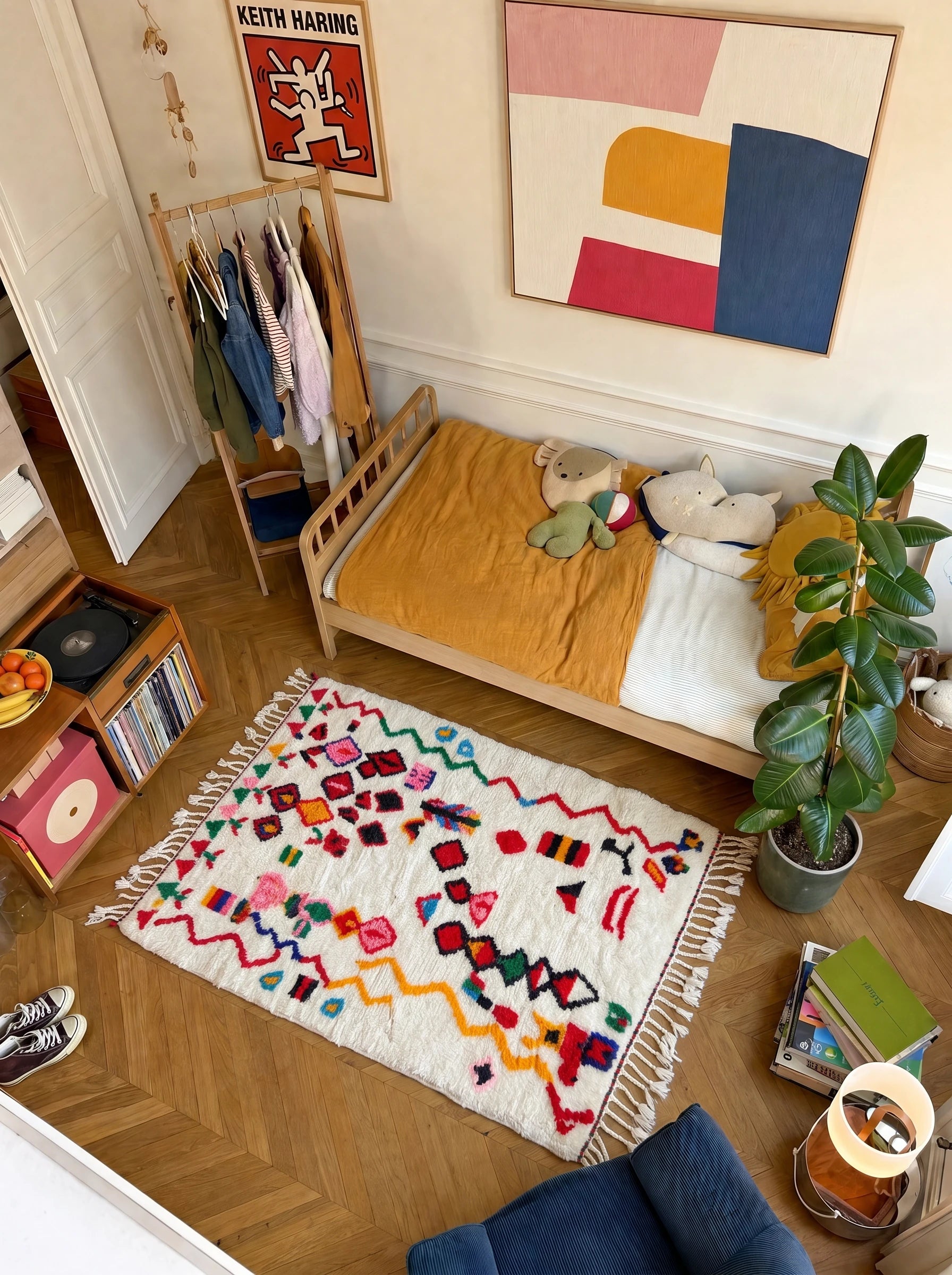 Tapis berbère coloré 106 x 204 cm en situation dans un salon, fait main en laine | Tamazi