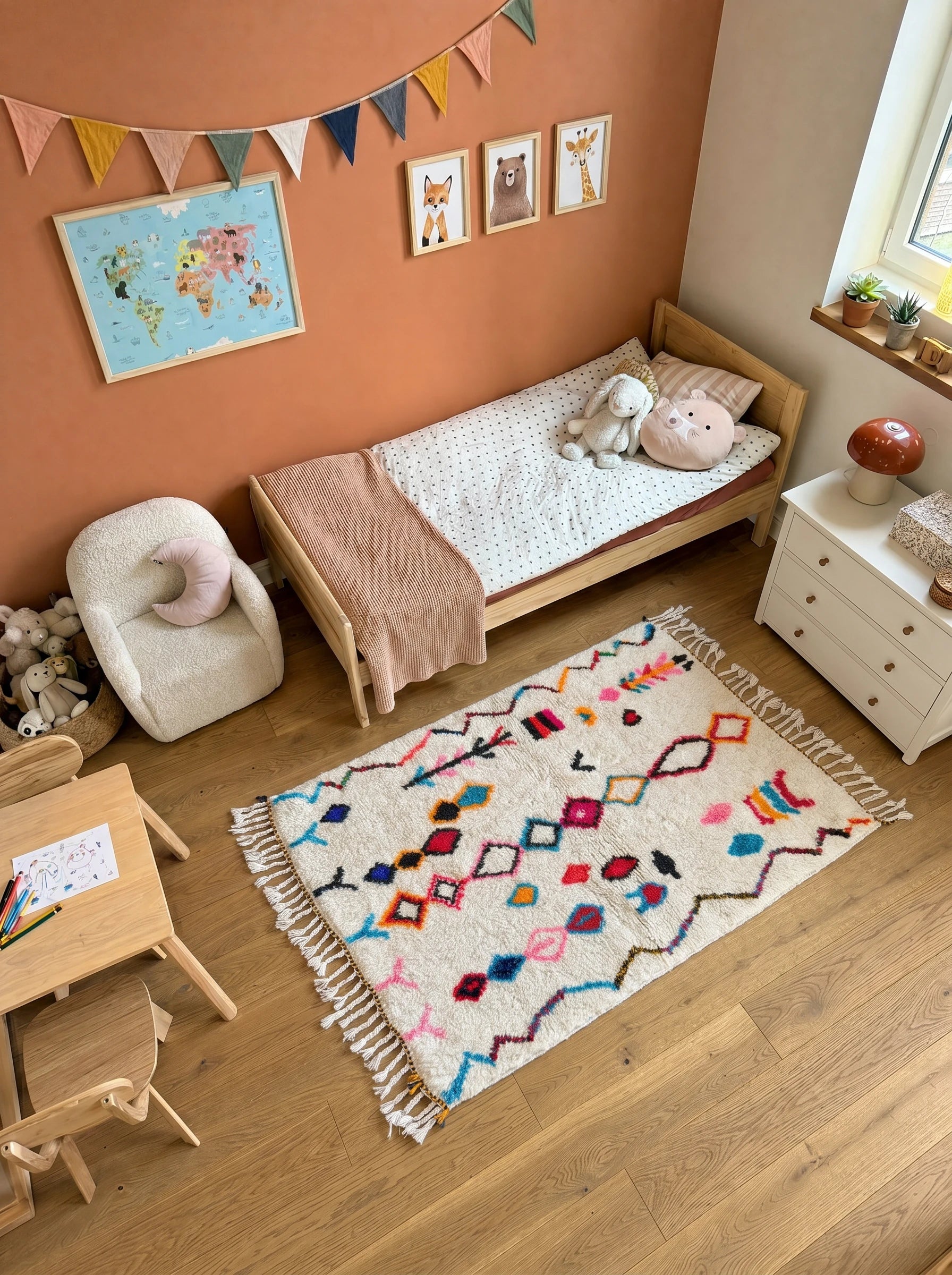 Tapis berbère coloré 109 x 178 cm en situation dans un salon, fait main en laine | Tamazi