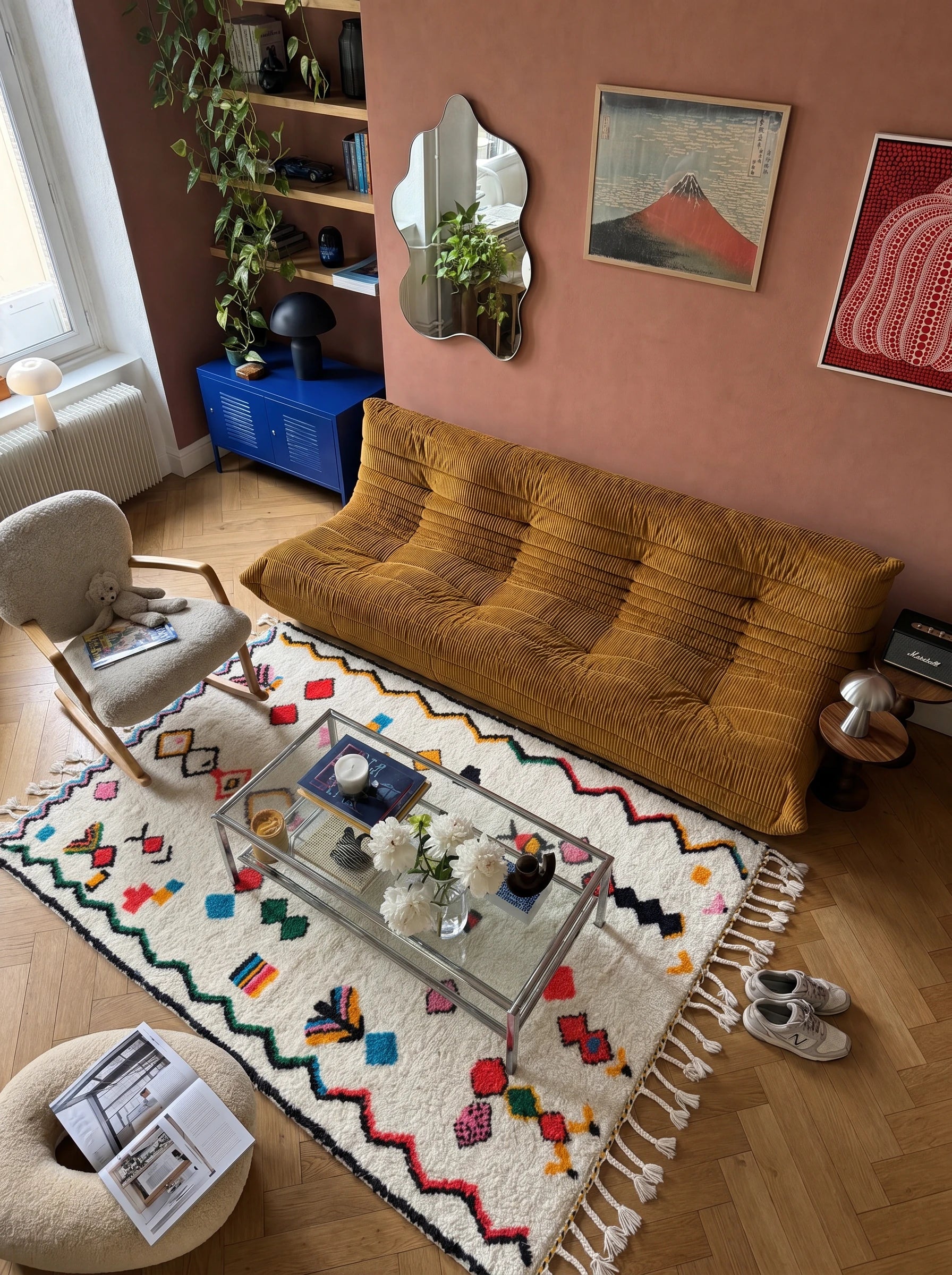 Tapis berbère coloré 140 x 270 cm en situation dans un salon, fait main en laine | Tamazi