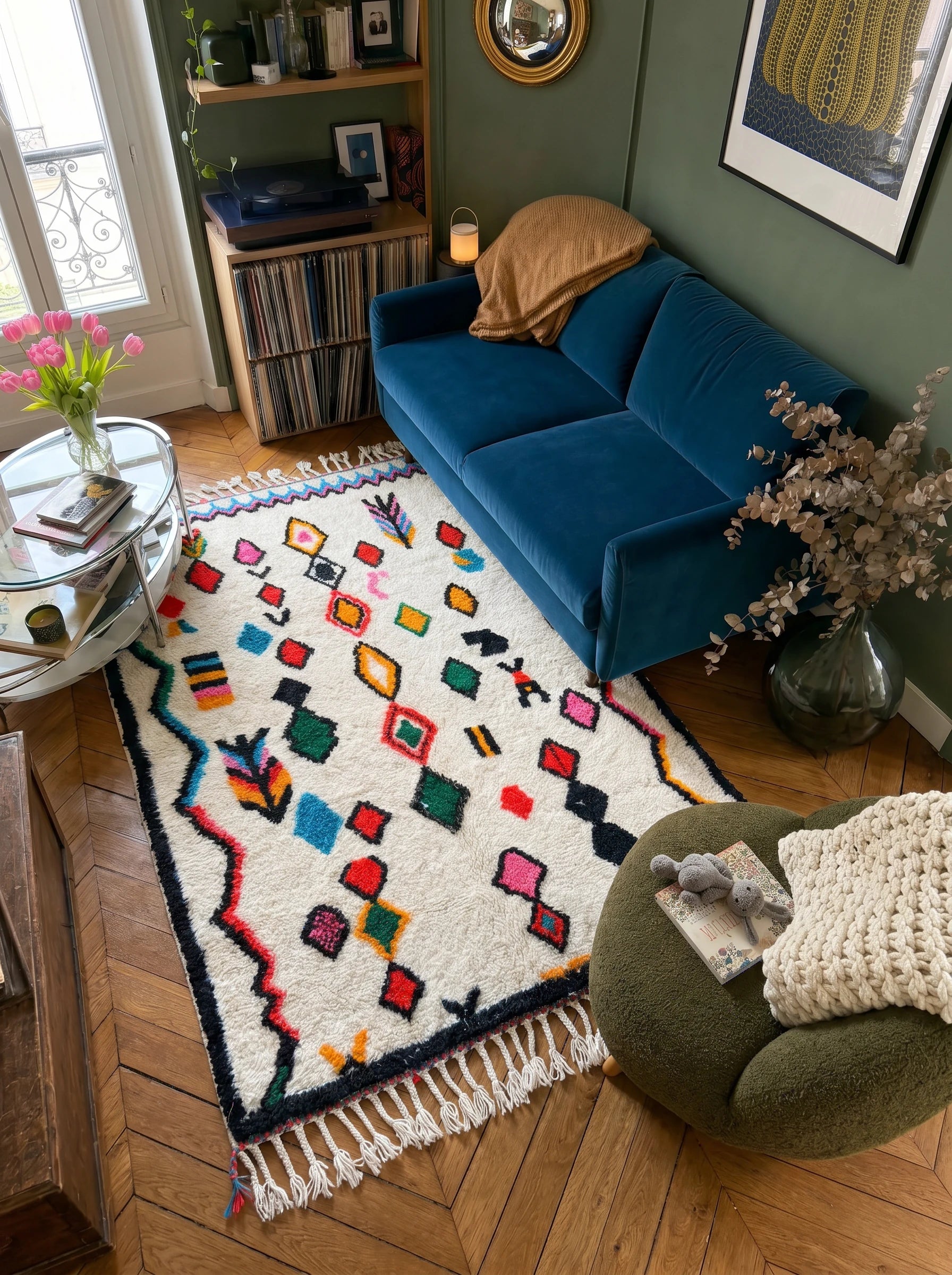 Tapis berbère coloré 144 x 229 cm en situation dans un salon, fait main en laine | Tamazi