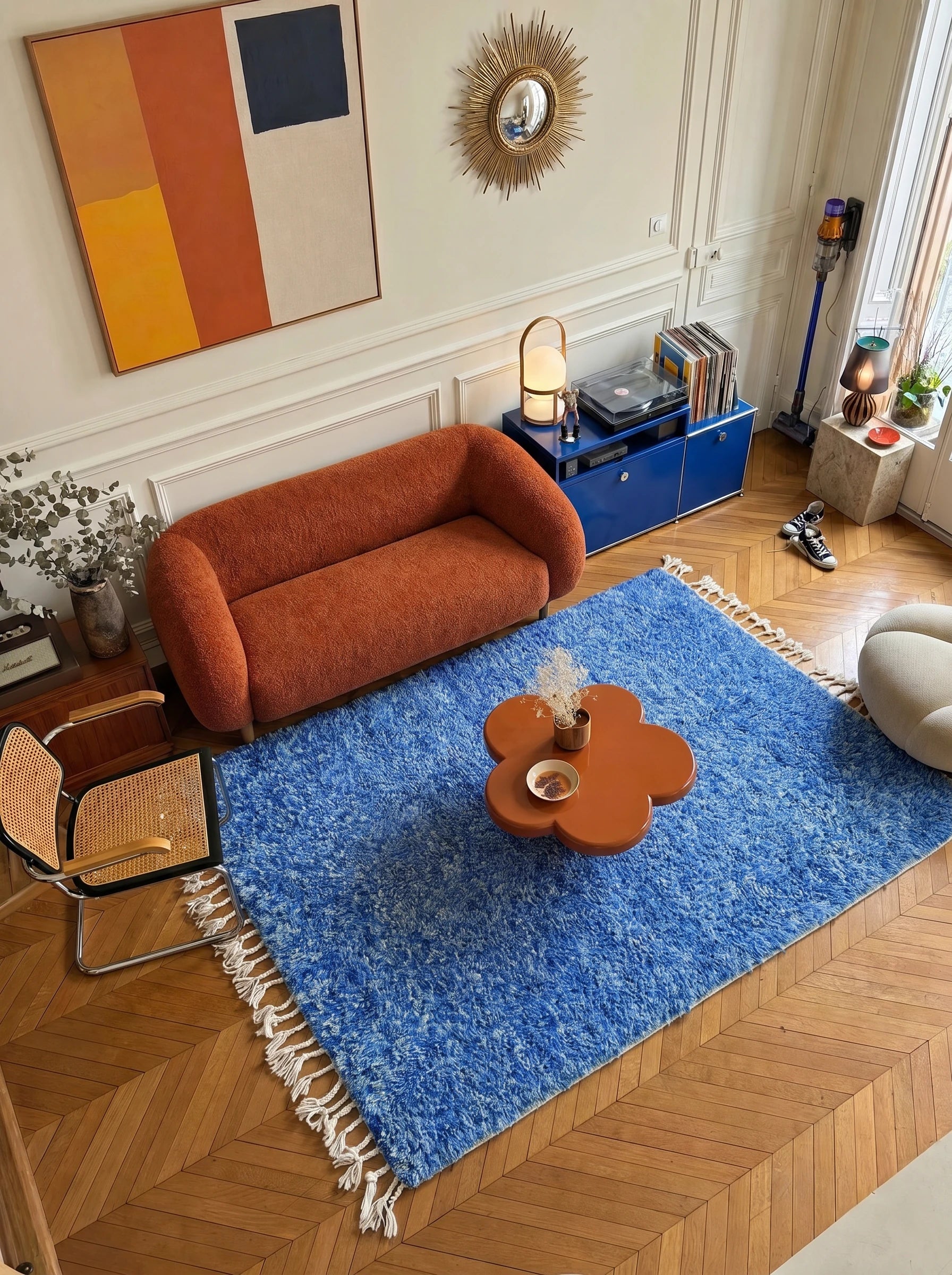 Tapis berbère coloré 144 x 272 cm en situation dans un salon, fait main en laine | Tamazi