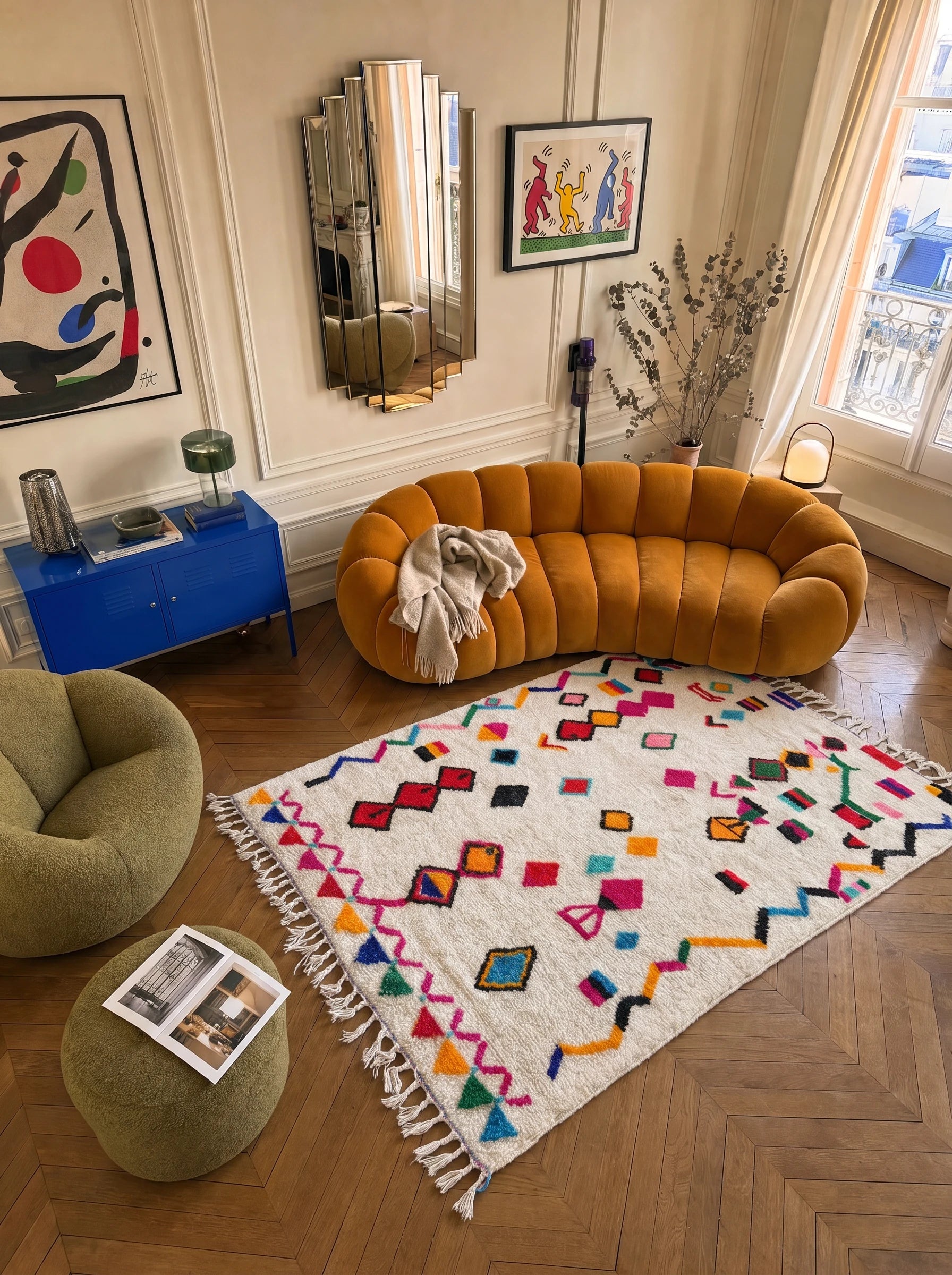 Tapis berbère coloré 146 x 248 cm en situation dans un salon, fait main en laine | Tamazi